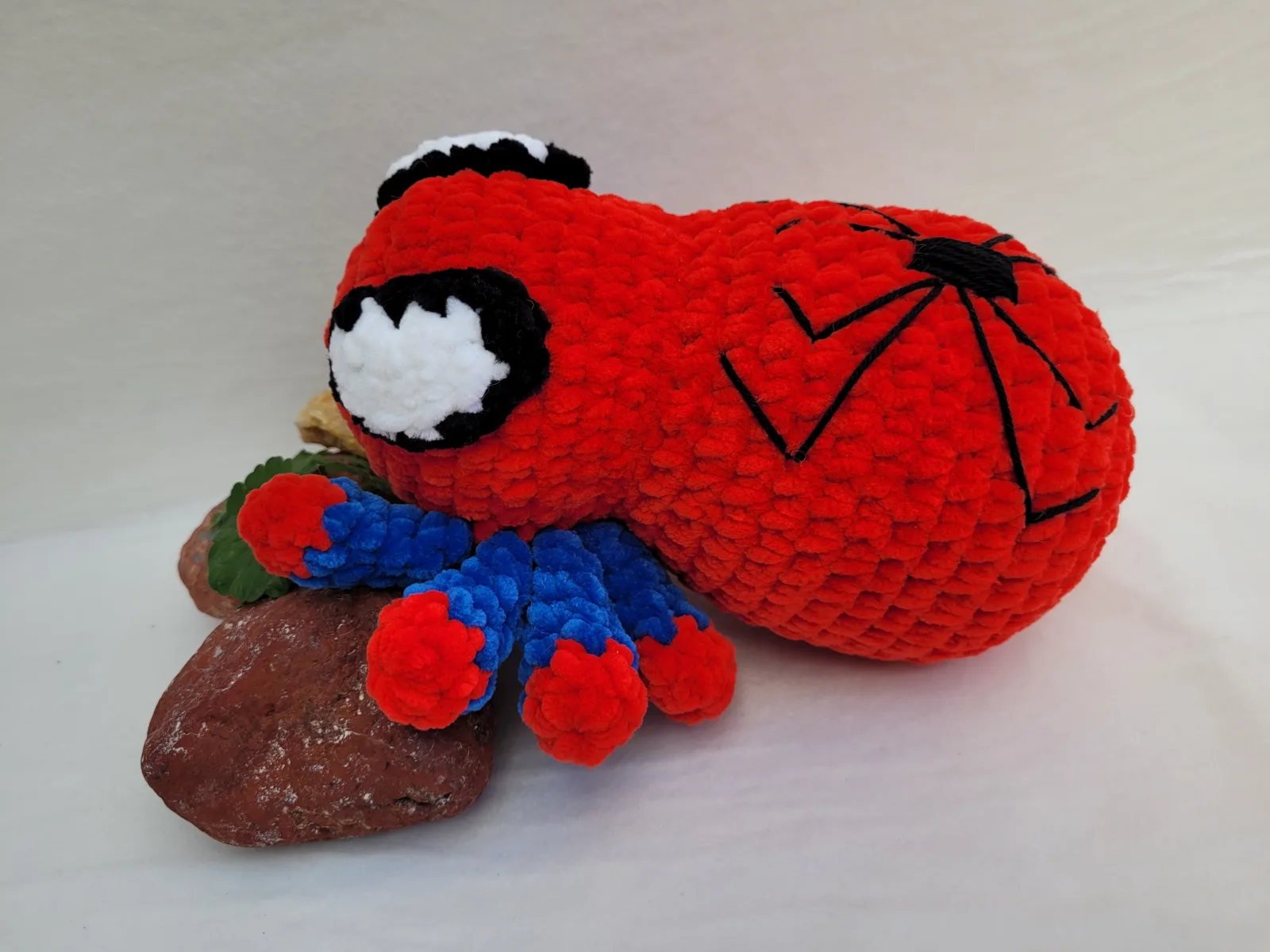 Gehäkelte rote blaue Amigurumi Spinne Crochet Spider Superheld Handmade handgemachte Figur Geschenk Kinderzimmer Deko – Bild 7