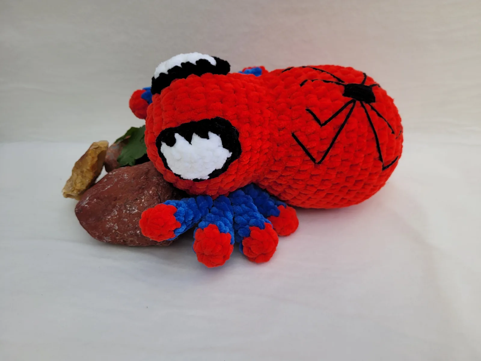 Gehäkelte rote blaue Amigurumi Spinne Crochet Spider Superheld Handmade handgemachte Figur Geschenk Kinderzimmer Deko