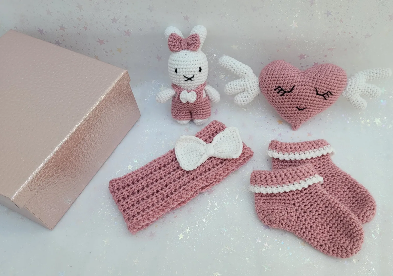 Baby Geschenkset gehäkelt | Hase, Engelsherz, Babysocken & Stirnband | Altrosa & Weiß | ab Geburt | 6–9 Monate – Bild 2