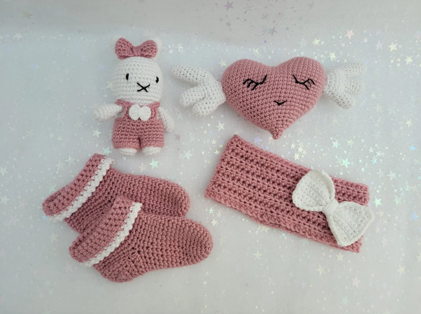 Baby Geschenkset gehäkelt | Hase, Engelsherz, Babysocken & Stirnband | Altrosa & Weiß | ab Geburt | 6–9 Monate