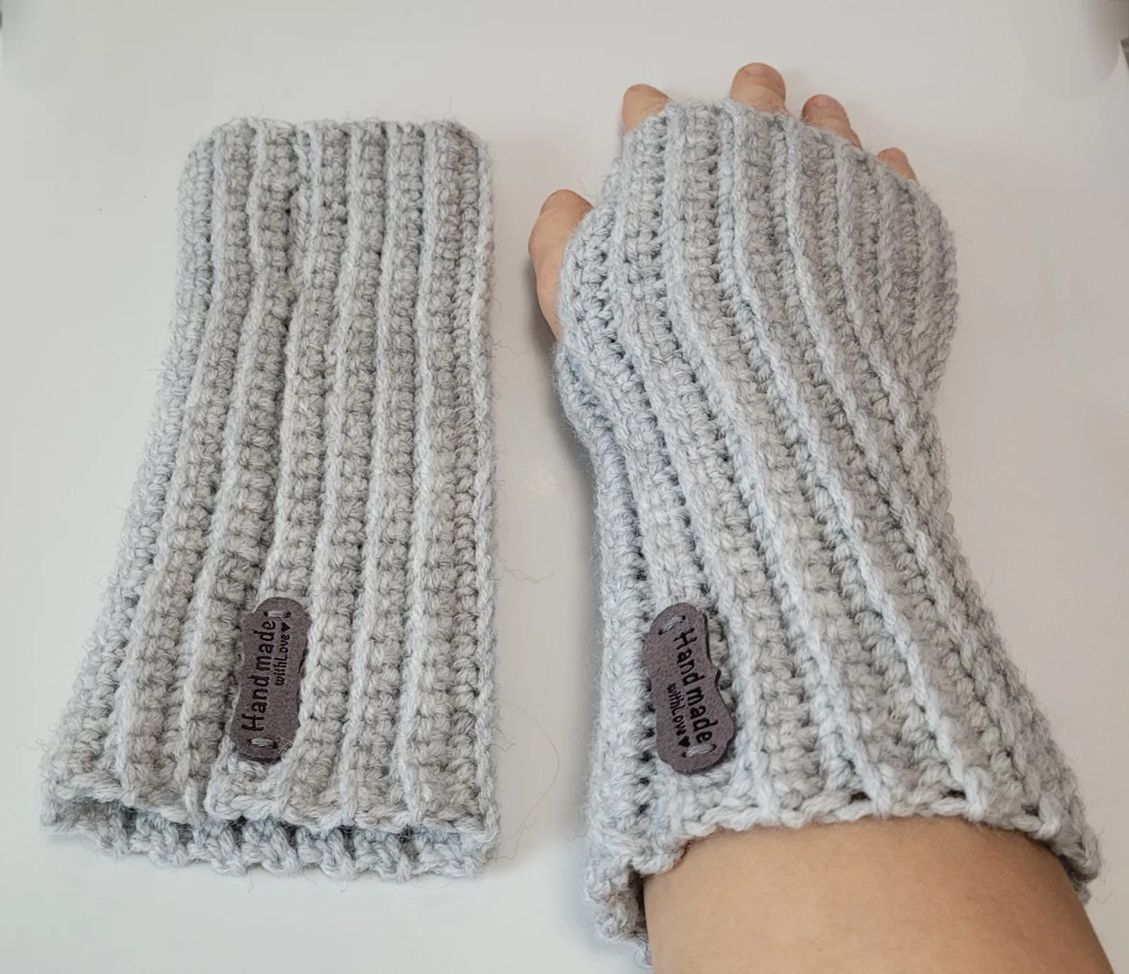 Handgehäkelte Handstulpen mit Daumenöffnung für Damen und größere Mädchen Grau Winter Mischwolle