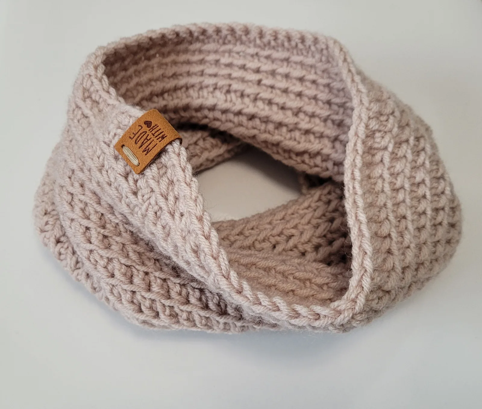 4-teiliges Winter Set für Damen aus Mischwolle Grau-Beige Mütze Halswärmer Stirnband Handstulpen Handgehäkelt – Bild 7