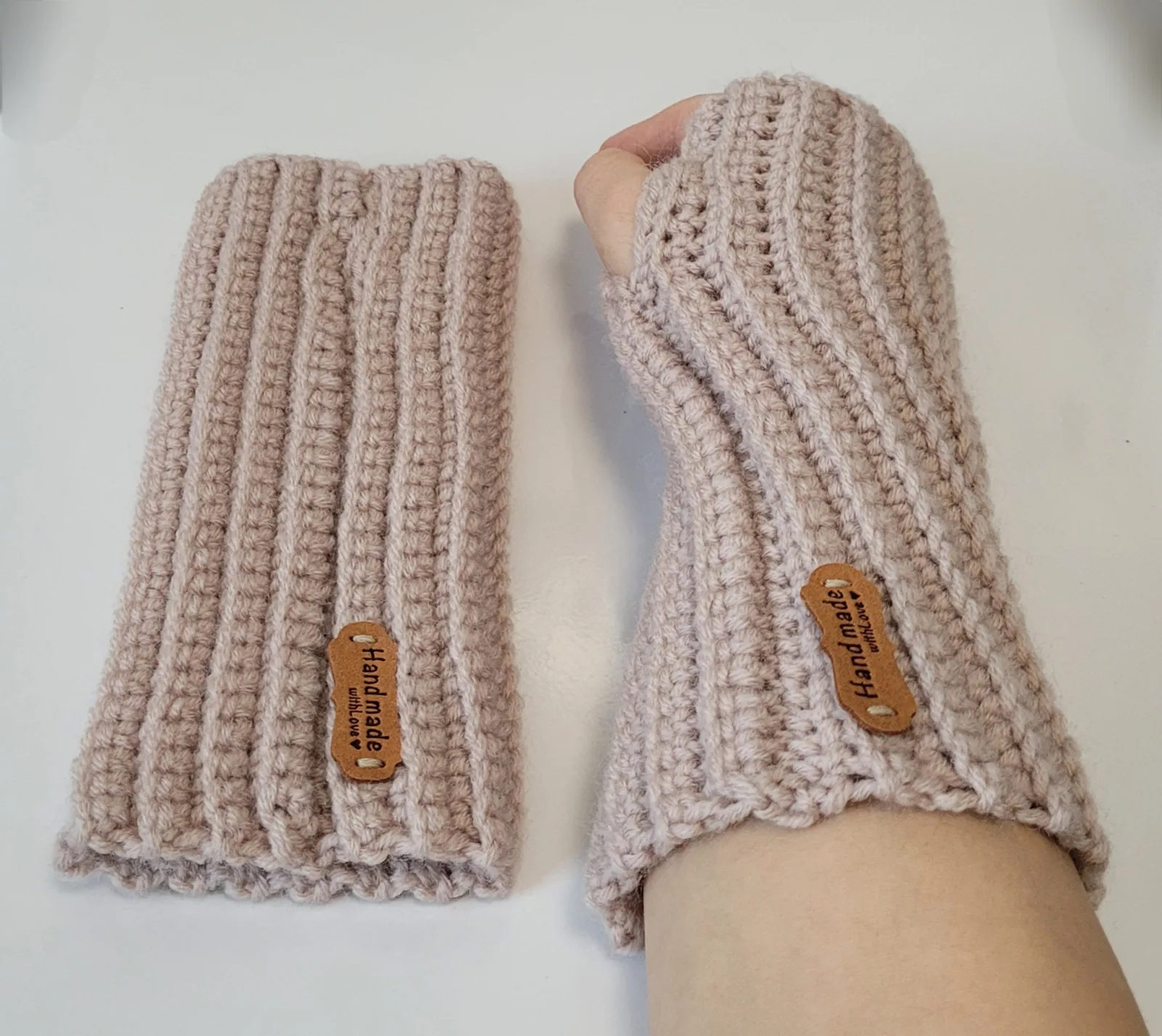 4-teiliges Winter Set für Damen aus Mischwolle Grau-Beige Mütze Halswärmer Stirnband Handstulpen Handgehäkelt – Bild 16