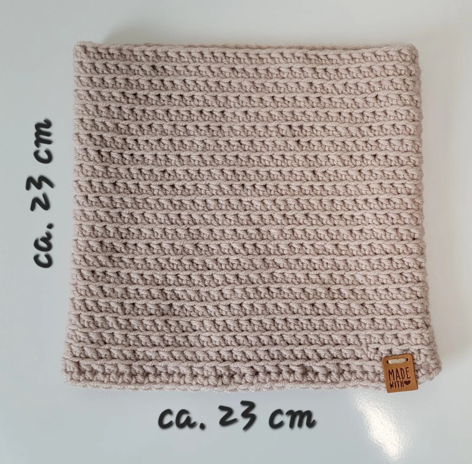 4-teiliges Winter Set für Damen aus Mischwolle Grau-Beige Mütze Halswärmer Stirnband Handstulpen Handgehäkelt – Bild 9