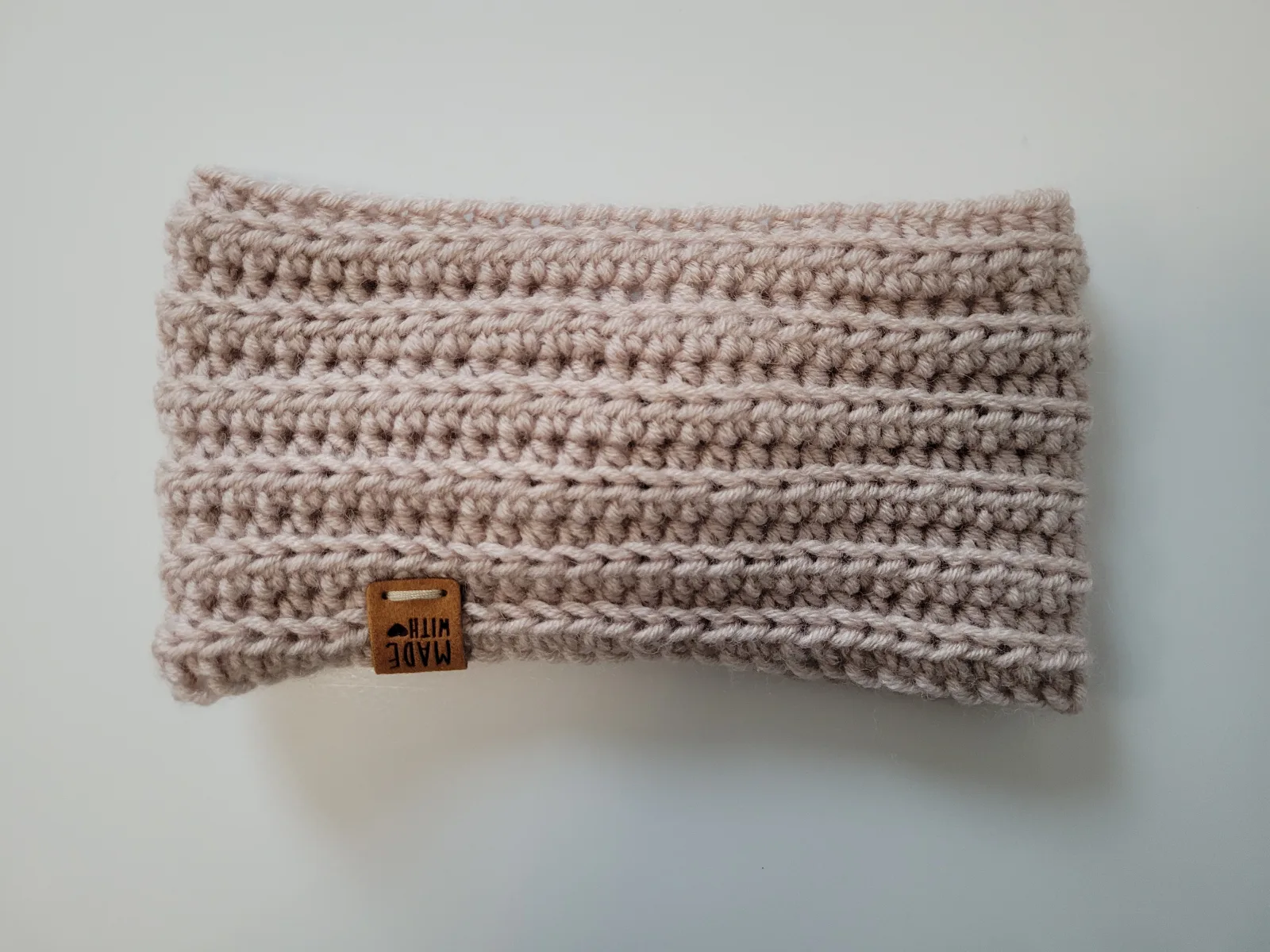 4-teiliges Winter Set für Damen aus Mischwolle Grau-Beige Mütze Halswärmer Stirnband Handstulpen Handgehäkelt – Bild 12