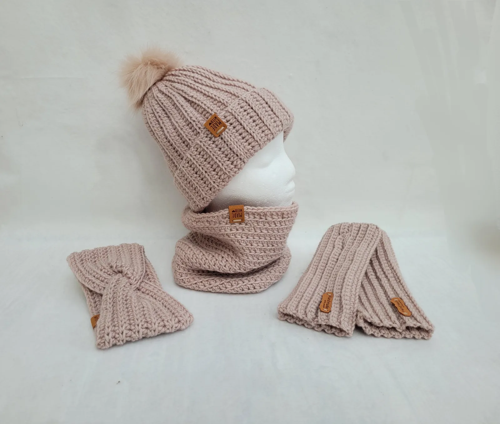 4-teiliges Winter Set für Damen aus Mischwolle Grau-Beige Mütze Halswärmer Stirnband Handstulpen Handgehäkelt