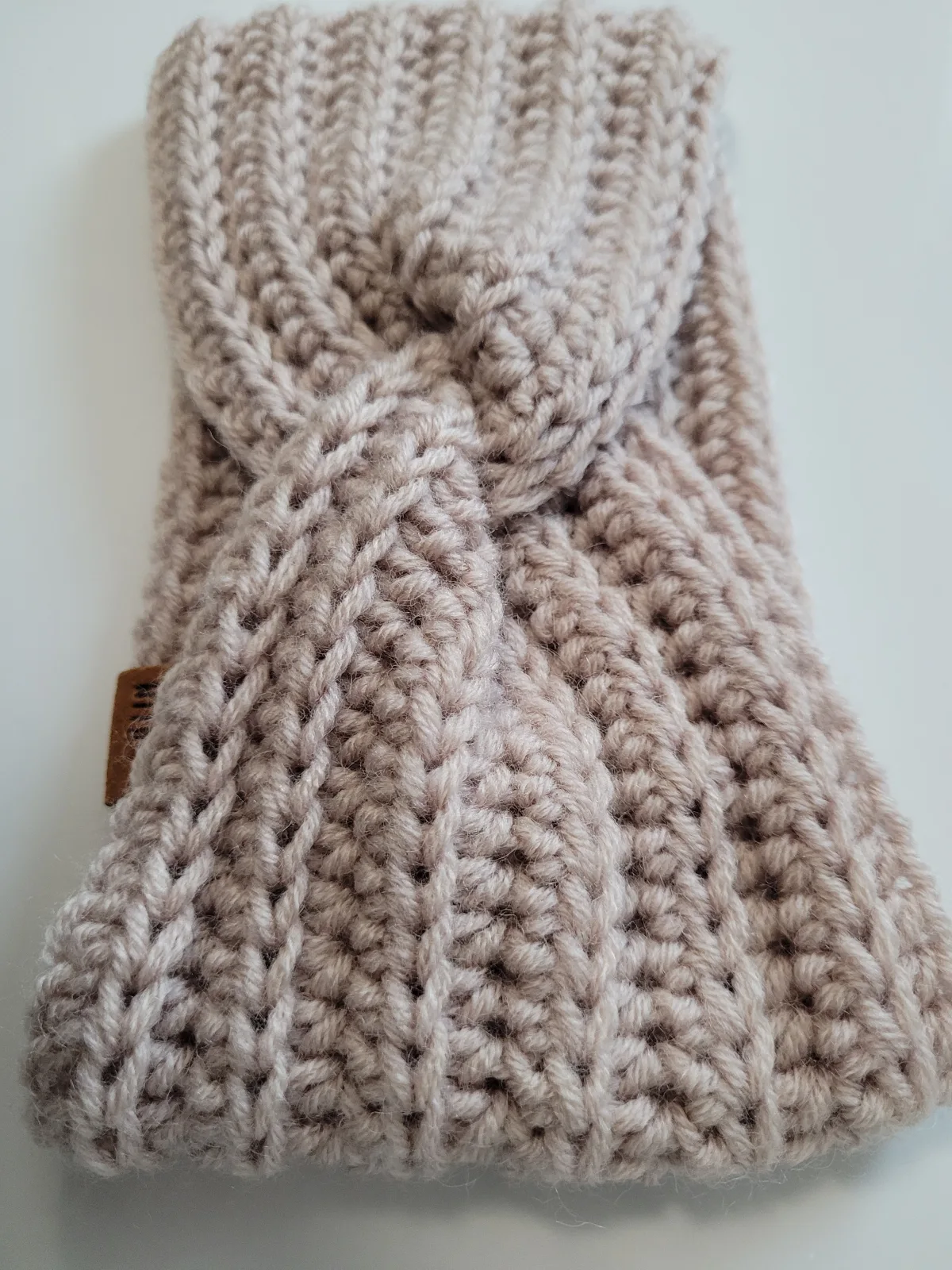 4-teiliges Winter Set für Damen aus Mischwolle Grau-Beige Mütze Halswärmer Stirnband Handstulpen Handgehäkelt – Bild 10