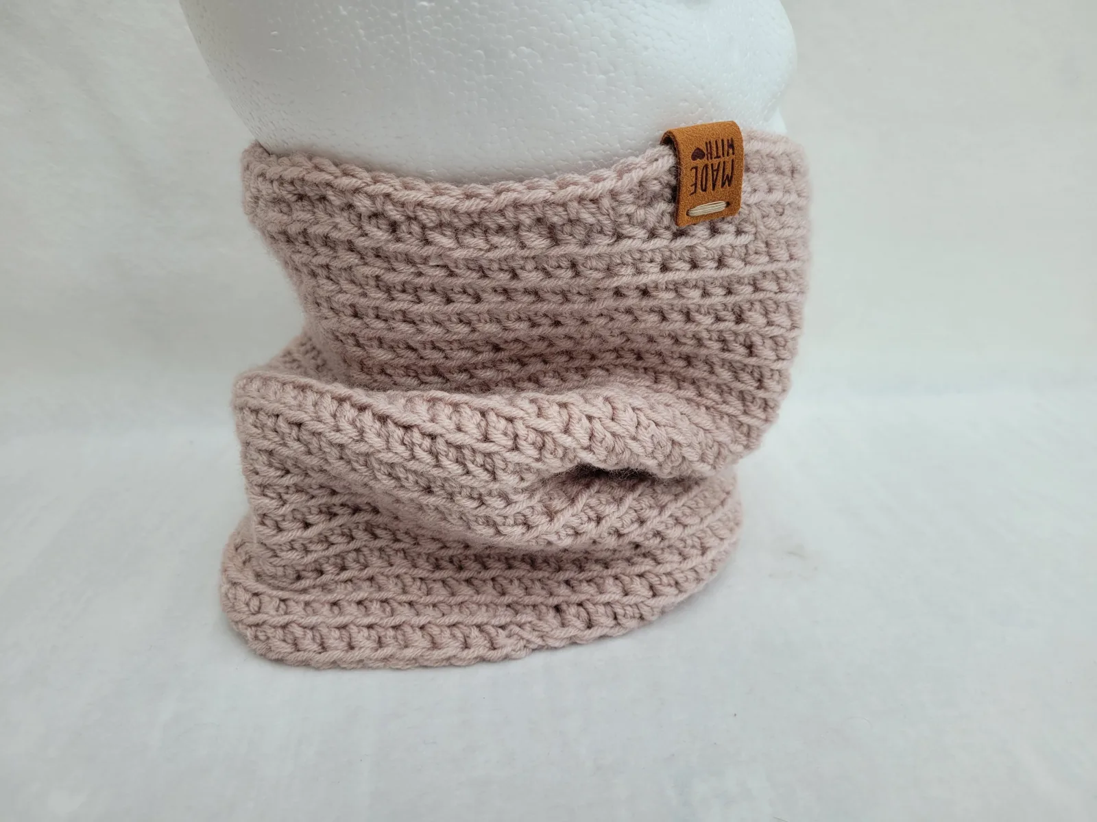 4-teiliges Winter Set für Damen aus Mischwolle Grau-Beige Mütze Halswärmer Stirnband Handstulpen Handgehäkelt – Bild 8