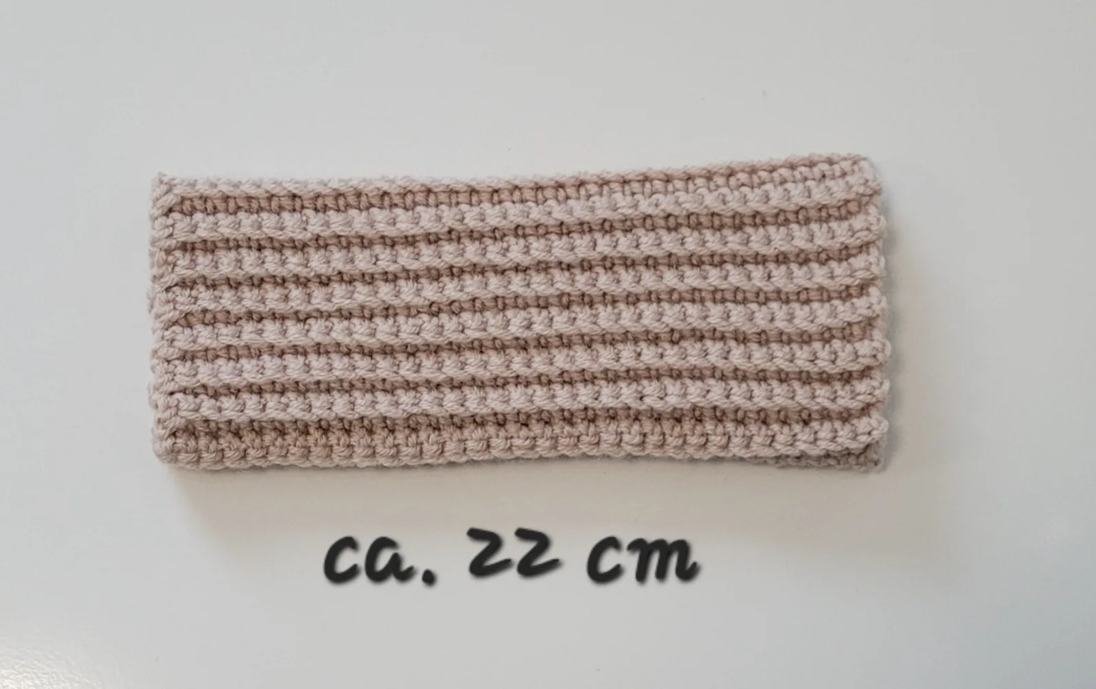 4-teiliges Winter Set für Damen aus Mischwolle Grau-Beige Mütze Halswärmer Stirnband Handstulpen Handgehäkelt – Bild 18