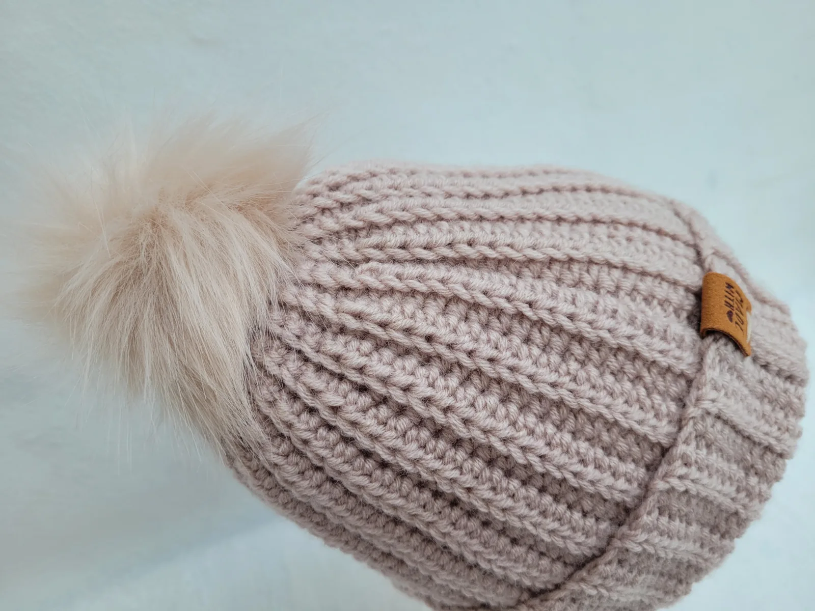 4-teiliges Winter Set für Damen aus Mischwolle Grau-Beige Mütze Halswärmer Stirnband Handstulpen Handgehäkelt – Bild 3
