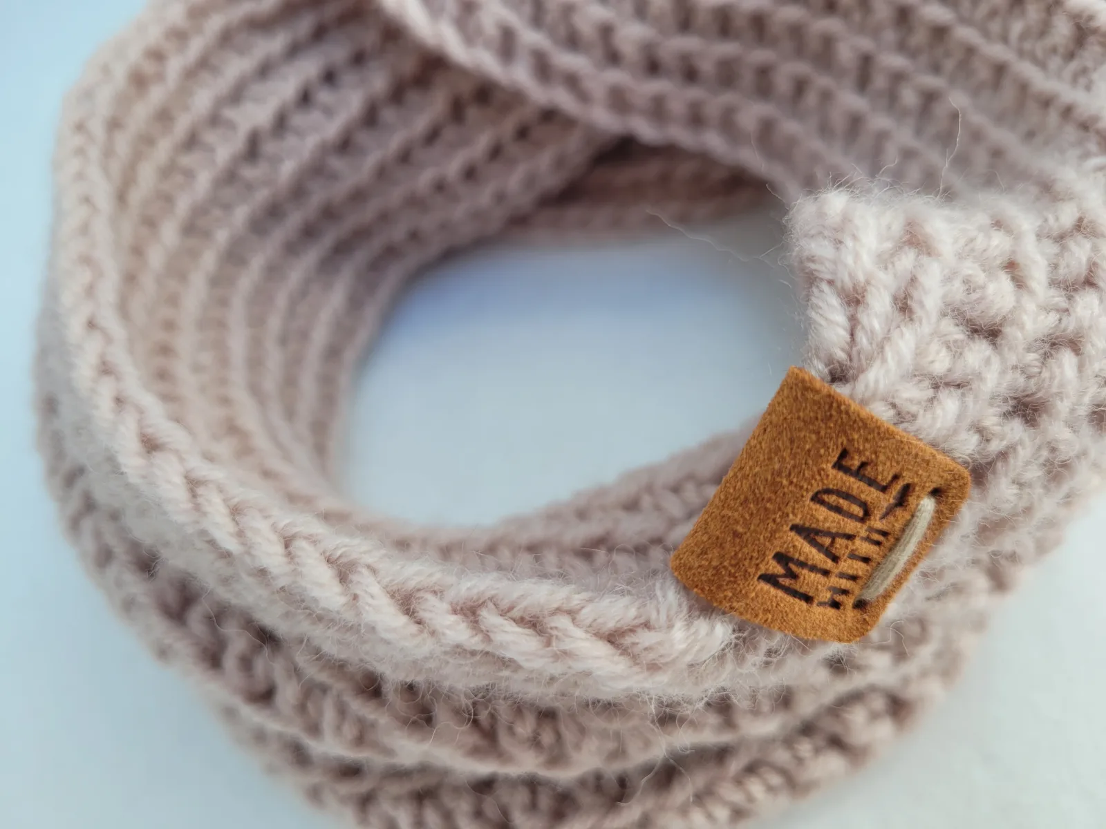 Handgehäkelter Halswärmer für Damen und größere Mädchen Grau-Beige Winter Schlauchschal Mischwolle Einheitsgröße – Bild 5