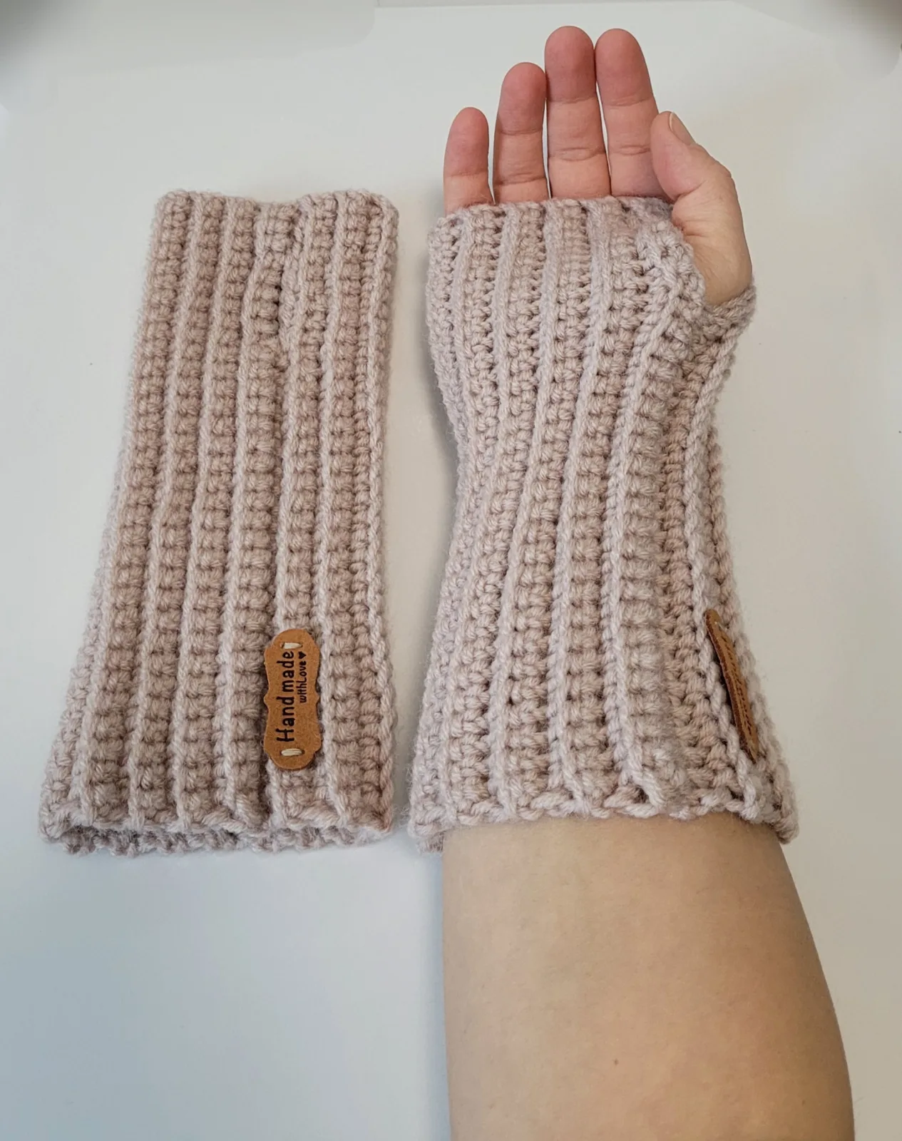 Handgehäkelte Handstulpen mit Daumenöffnung für Damen und größere Mädchen Grau-Beige (Steinfarbton) Winter Mischwolle – Bild 3