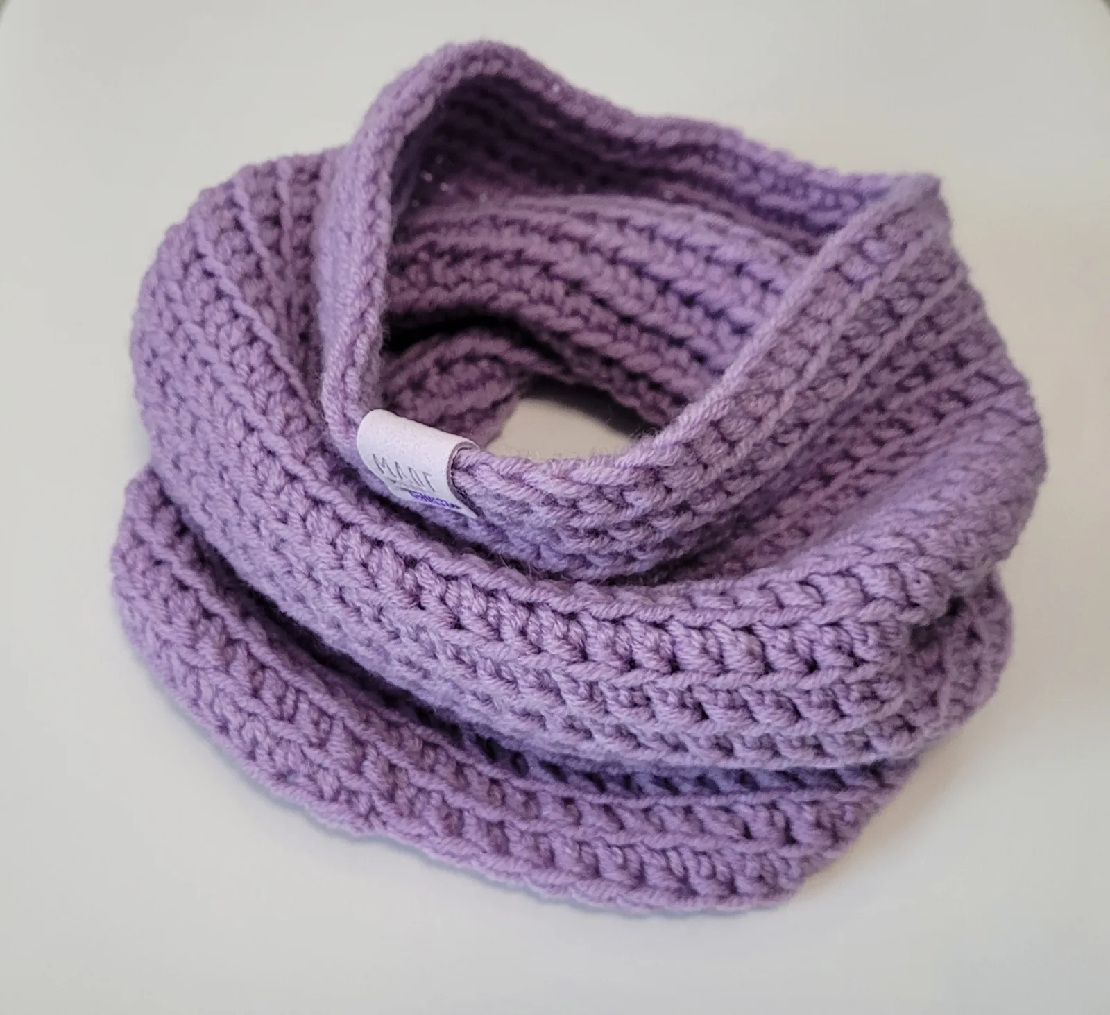 4-teiliges Winter Set für Damen aus Mischwolle Lila Mütze Halswärmer Stirnband Handstulpen Handgehäkelt – Bild 8