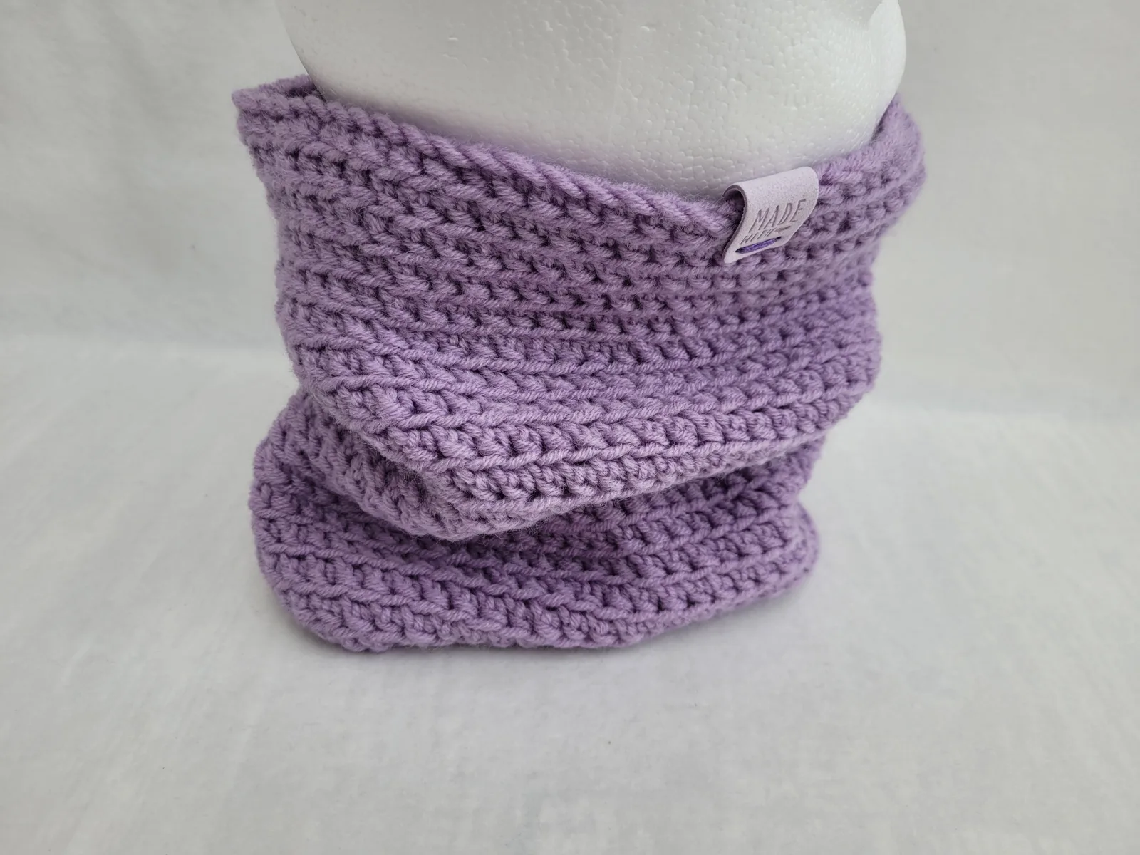 4-teiliges Winter Set für Damen aus Mischwolle Lila Mütze Halswärmer Stirnband Handstulpen Handgehäkelt – Bild 7
