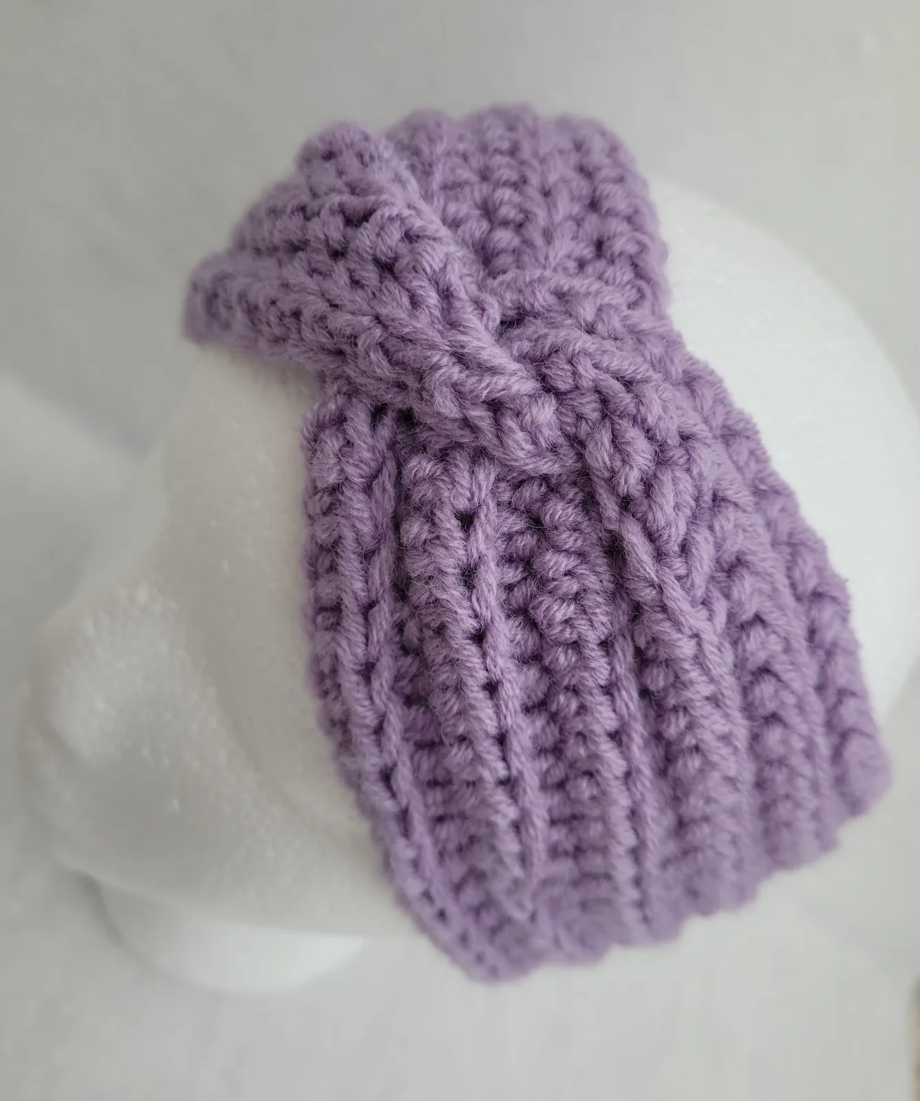 4-teiliges Winter Set für Damen aus Mischwolle Lila Mütze Halswärmer Stirnband Handstulpen Handgehäkelt – Bild 13
