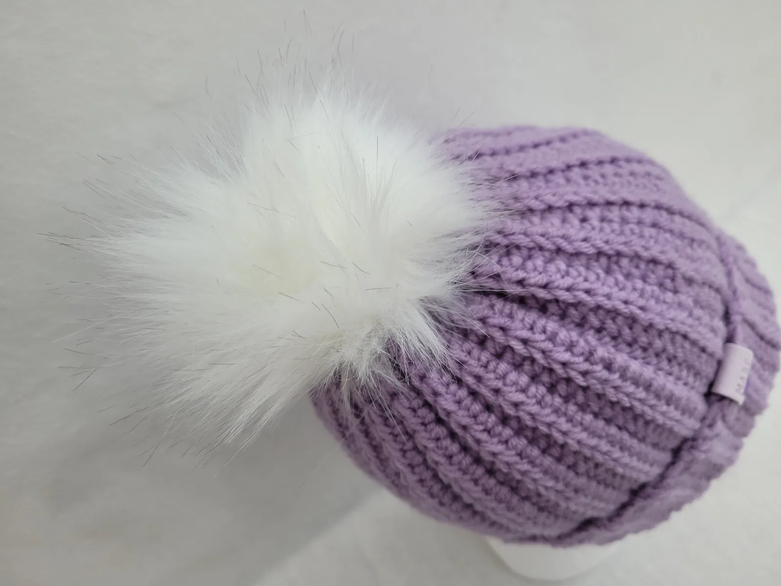 4-teiliges Winter Set für Damen aus Mischwolle Lila Mütze Halswärmer Stirnband Handstulpen Handgehäkelt – Bild 3