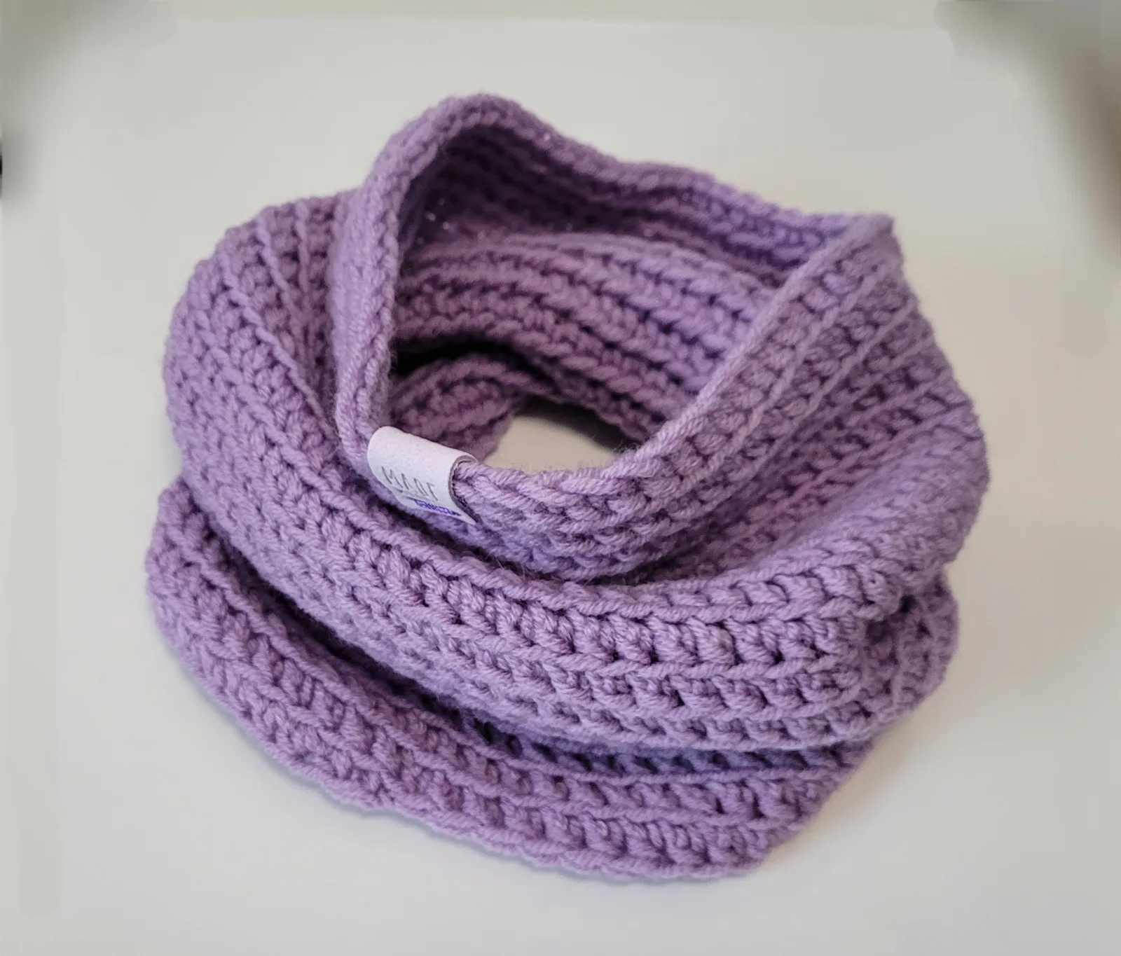 Handgehäkelter Halswärmer für Damen und größere Mädchen Lila Winter Schlauchschal Mischwolle Einheitsgröße