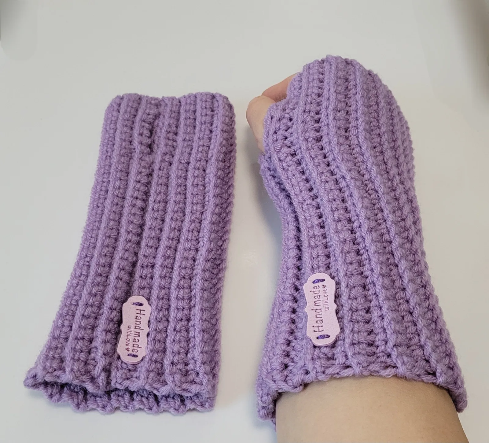 Handgehäkelte Handstulpen mit Daumenöffnung für Damen und größere Mädchen Lila Winter Mischwolle