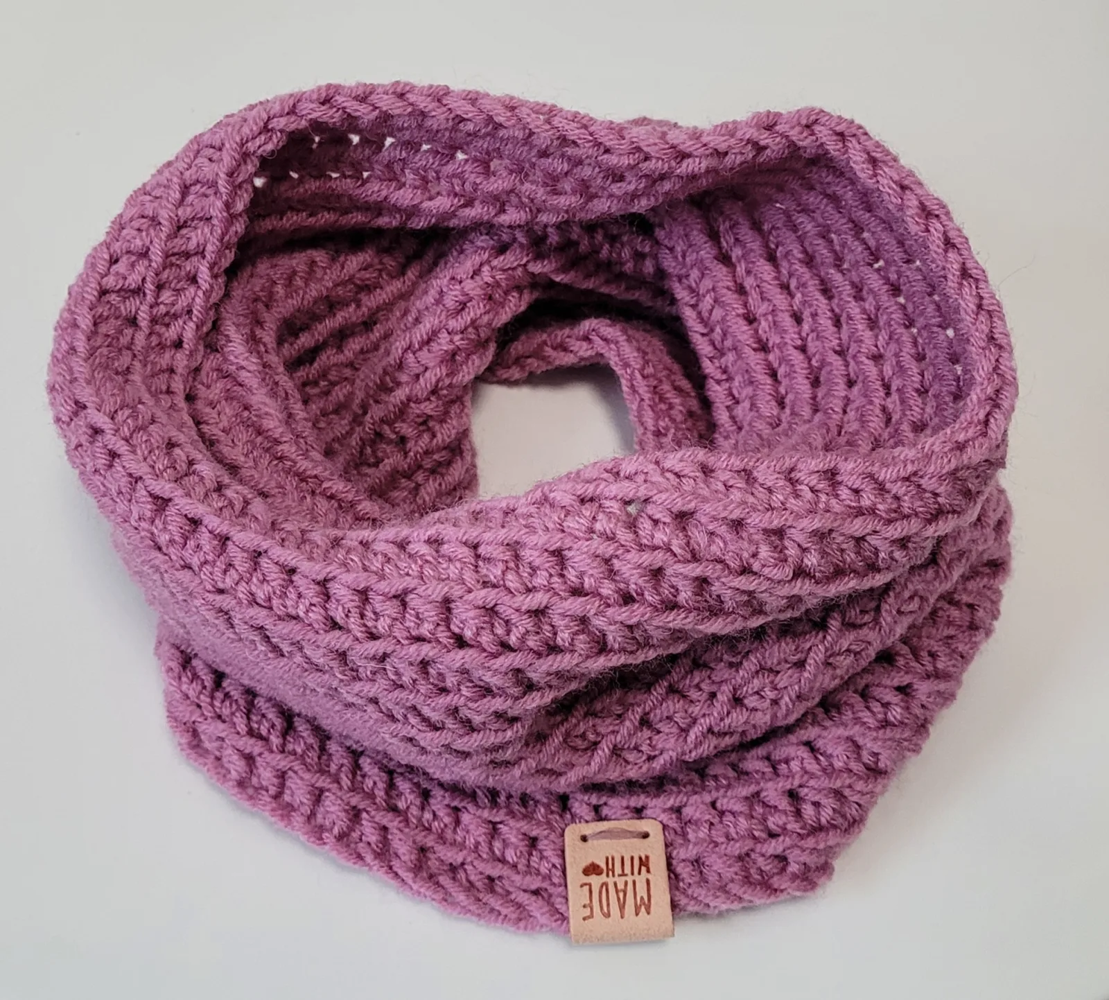 4-teiliges Winter Set für Damen aus Mischwolle Fliederfarbe Mütze Halswärmer Stirnband Handstulpen Handgehäkelt – Bild 14