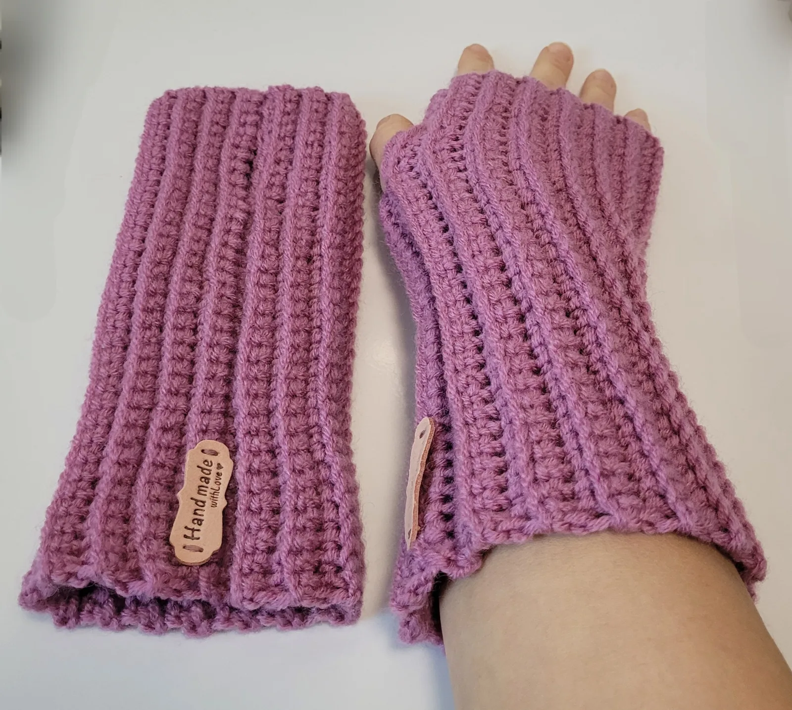 4-teiliges Winter Set für Damen aus Mischwolle Fliederfarbe Mütze Halswärmer Stirnband Handstulpen Handgehäkelt – Bild 17