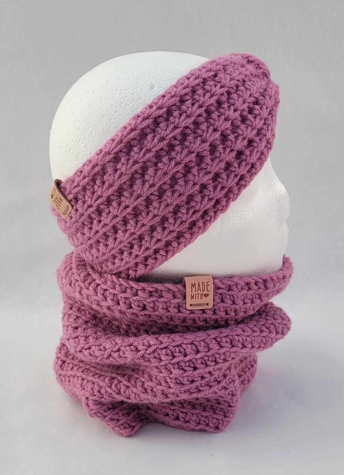 4-teiliges Winter Set für Damen aus Mischwolle Fliederfarbe Mütze Halswärmer Stirnband Handstulpen Handgehäkelt – Bild 13