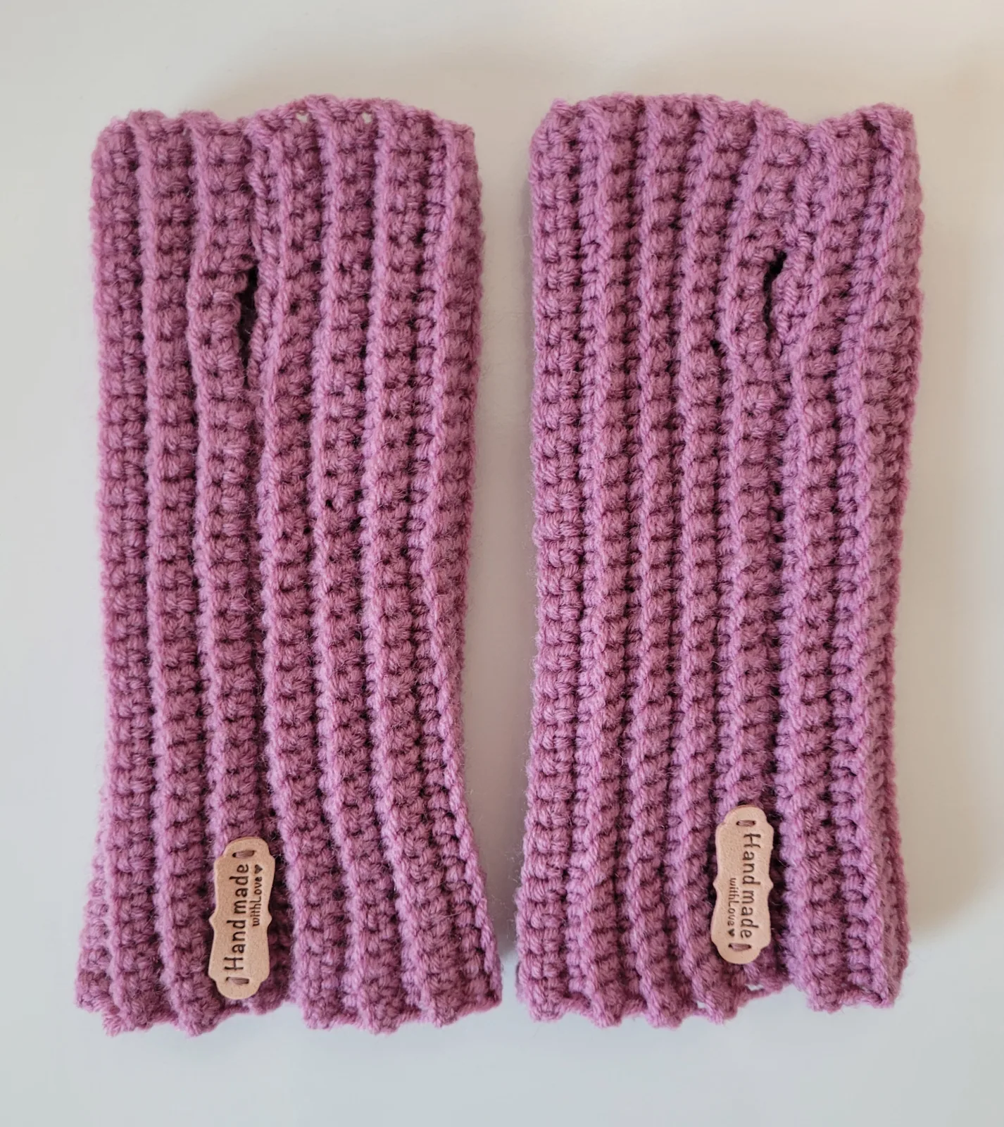 4-teiliges Winter Set für Damen aus Mischwolle Fliederfarbe Mütze Halswärmer Stirnband Handstulpen Handgehäkelt – Bild 18