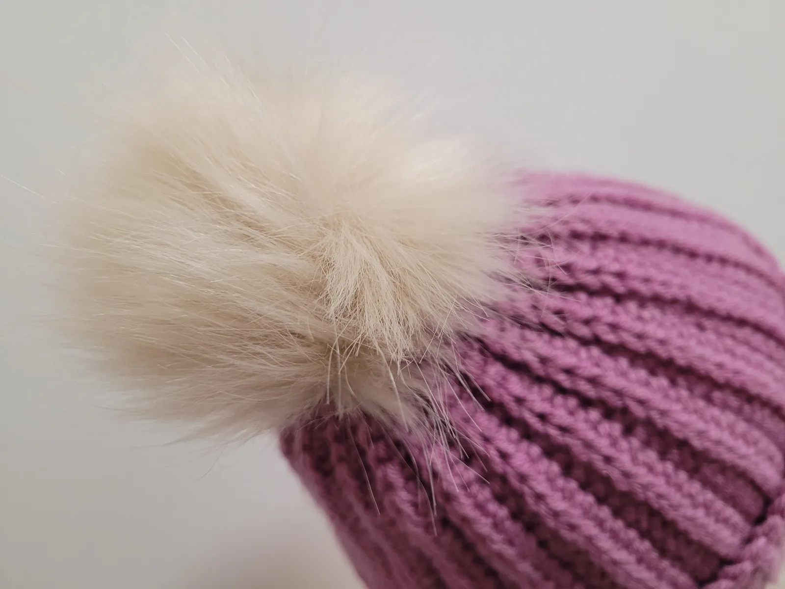 4-teiliges Winter Set für Damen aus Mischwolle Fliederfarbe Mütze Halswärmer Stirnband Handstulpen Handgehäkelt – Bild 3