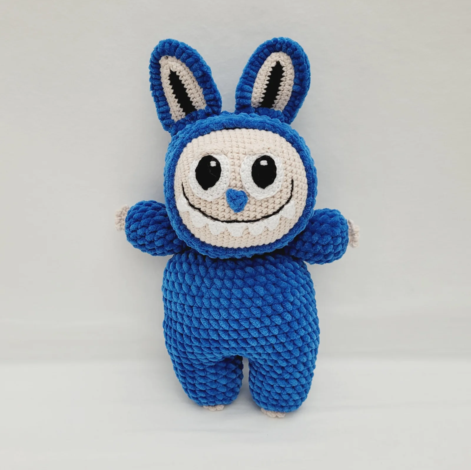 Handgemachtes Kuschelmonster Amigurumi – weiches Monster aus Chenille-Garn | Geschenk für Kinder & Sammler