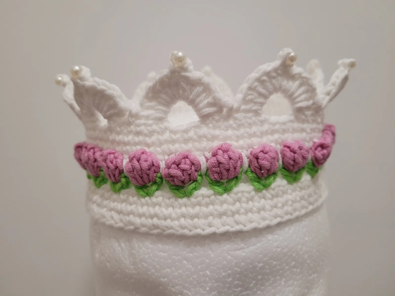 Häkelkrone für Mädchen weiß mit lila Blümchen Krone für Prinzessin Geburtstag Party Fotoshooting 2–8 Jahre