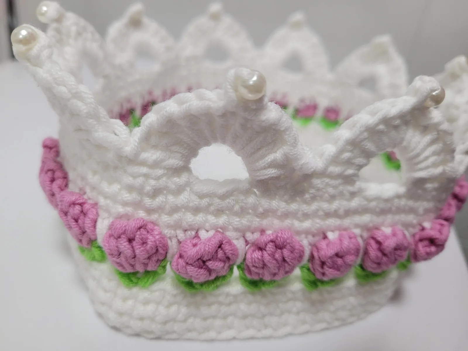 Häkelkrone für Mädchen weiß mit lila Blümchen Krone für Prinzessin Geburtstag Party Fotoshooting 2–8 Jahre – Bild 2
