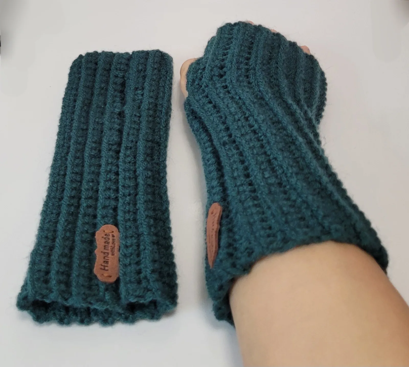 3-teiliges Winter Set für Damen aus Mischwolle Petrolgrün Stirnband Halswärmer Handstulpen Handgehäkelt Übergangszeiten – Bild 16