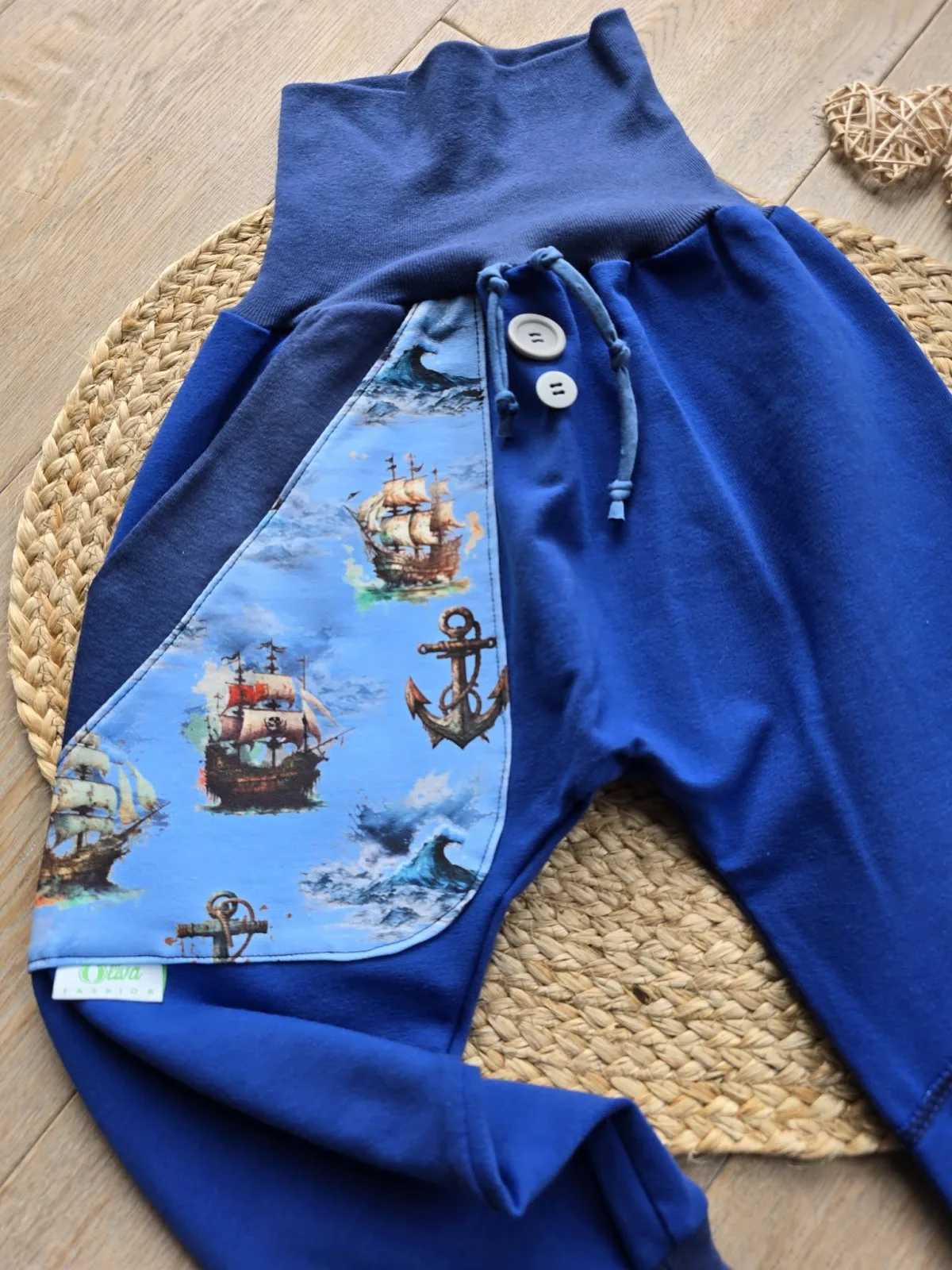 Organic Pumphose 110/116 Mitwachshose mit Piratenschiff Sweat – Bild 2