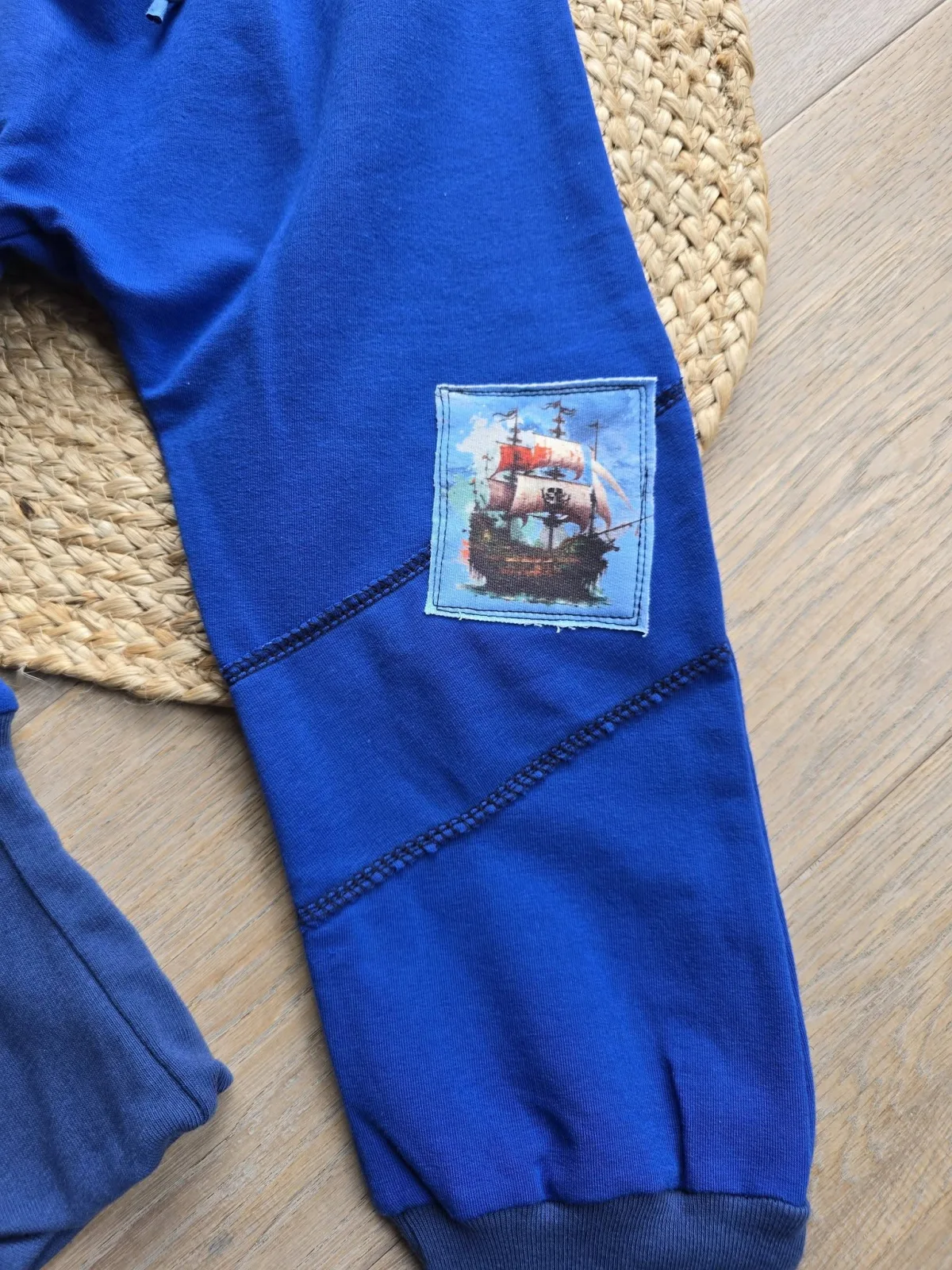 Organic Pumphose 110/116 Mitwachshose mit Piratenschiff Sweat – Bild 3