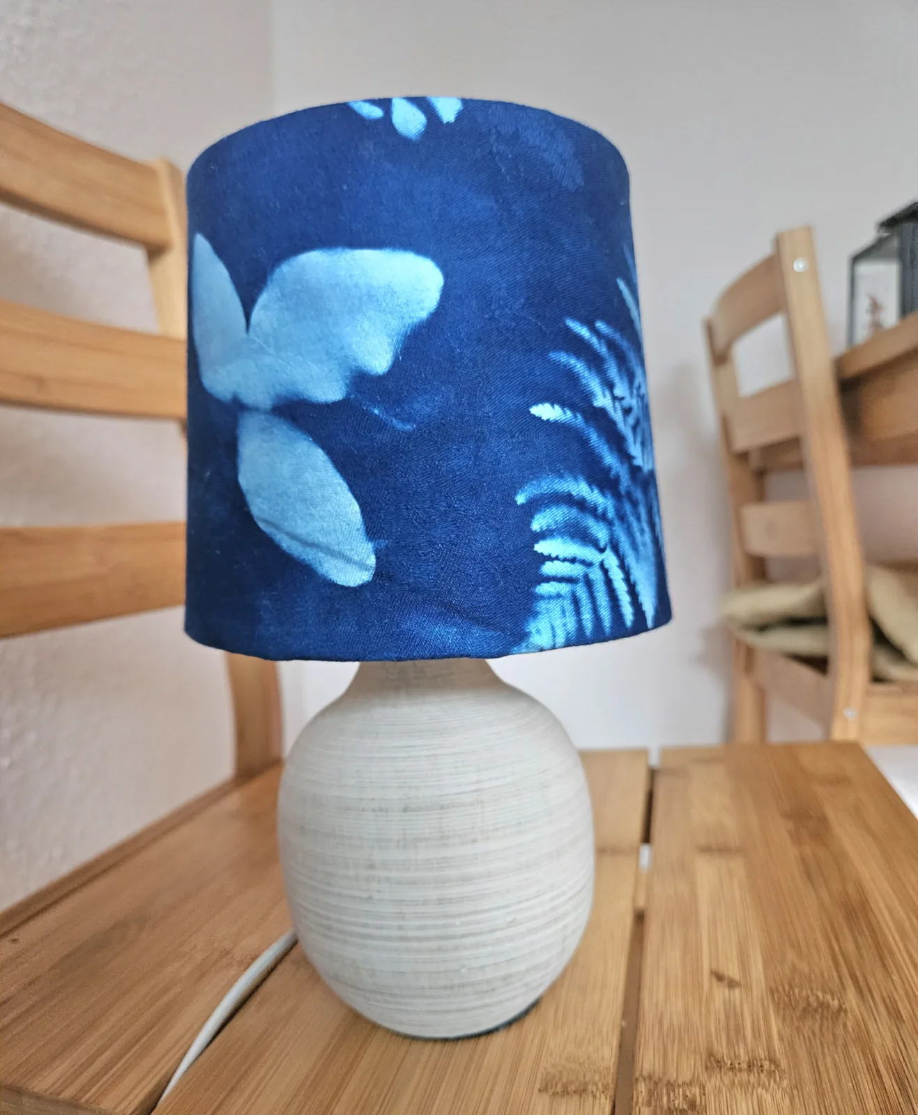 Cyanotypie Tischlampe Handgefertigt – Botanischer Sonnendruck auf Stoff.