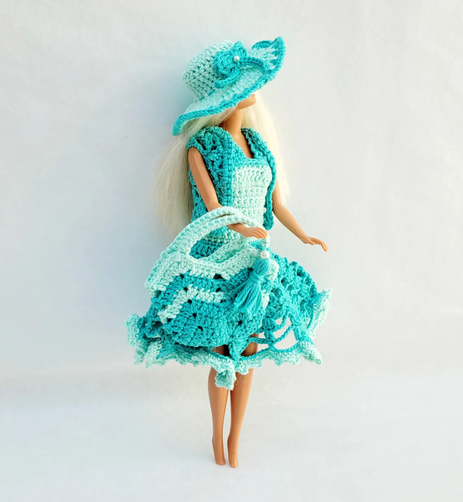 4-teiliges mint hellgrün gehäkeltes Puppen-Outfit Set Kleid, Bolero, Hut, Handtasche für 29 cm Modepuppen Kleidungsset