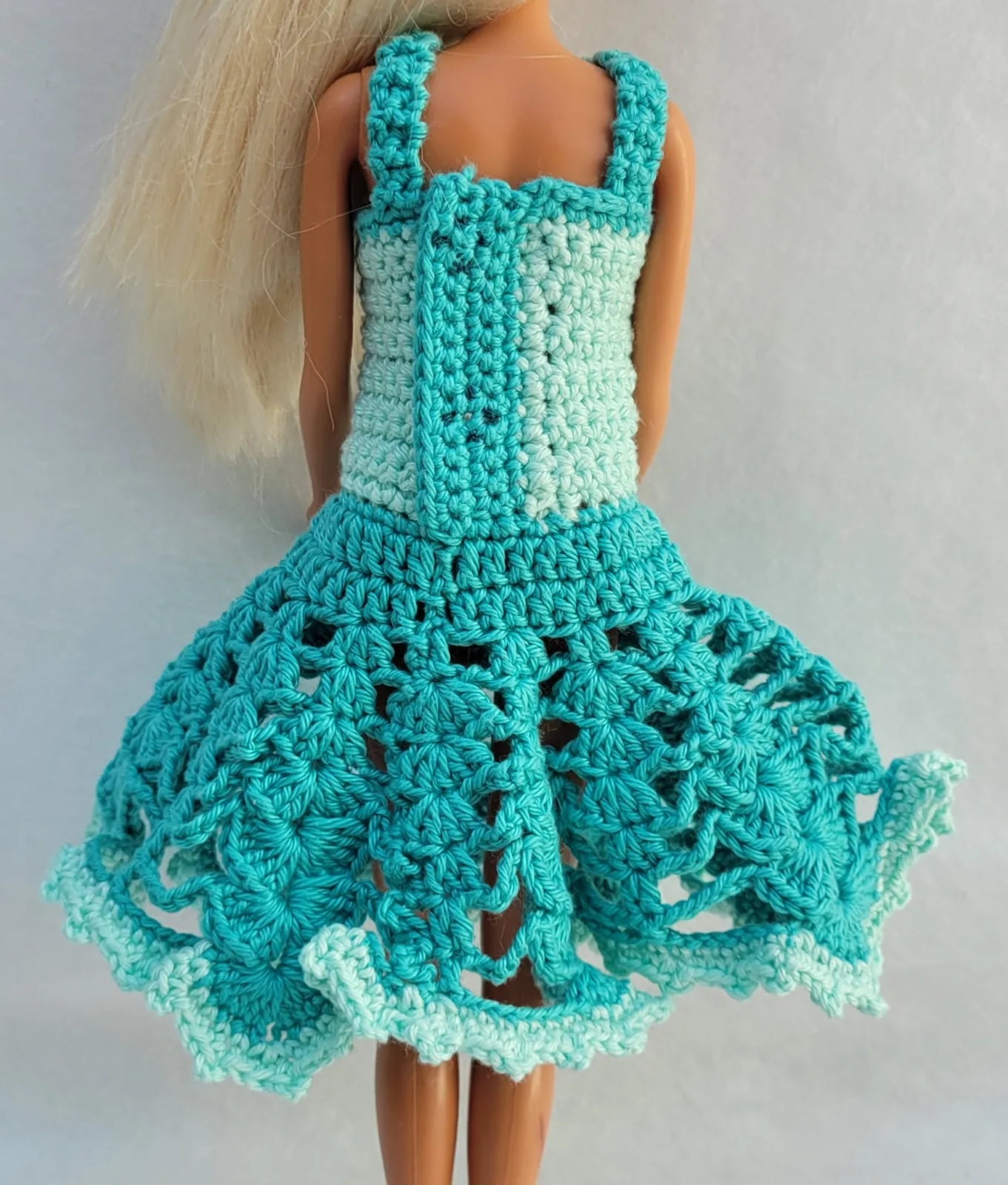 4-teiliges mint hellgrün gehäkeltes Puppen-Outfit Set Kleid, Bolero, Hut, Handtasche für 29 cm Modepuppen Kleidungsset – Bild 5