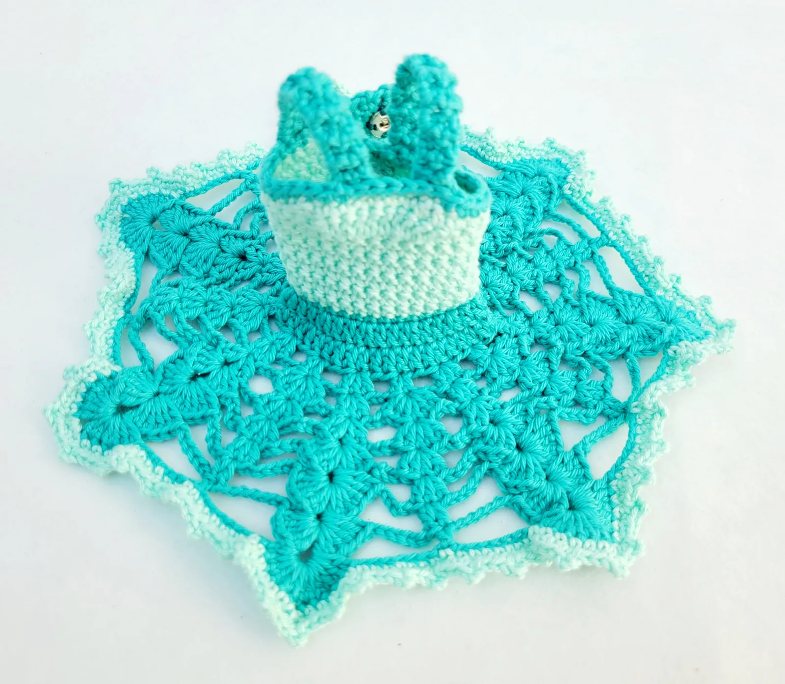 4-teiliges mint hellgrün gehäkeltes Puppen-Outfit Set Kleid, Bolero, Hut, Handtasche für 29 cm Modepuppen Kleidungsset – Bild 9