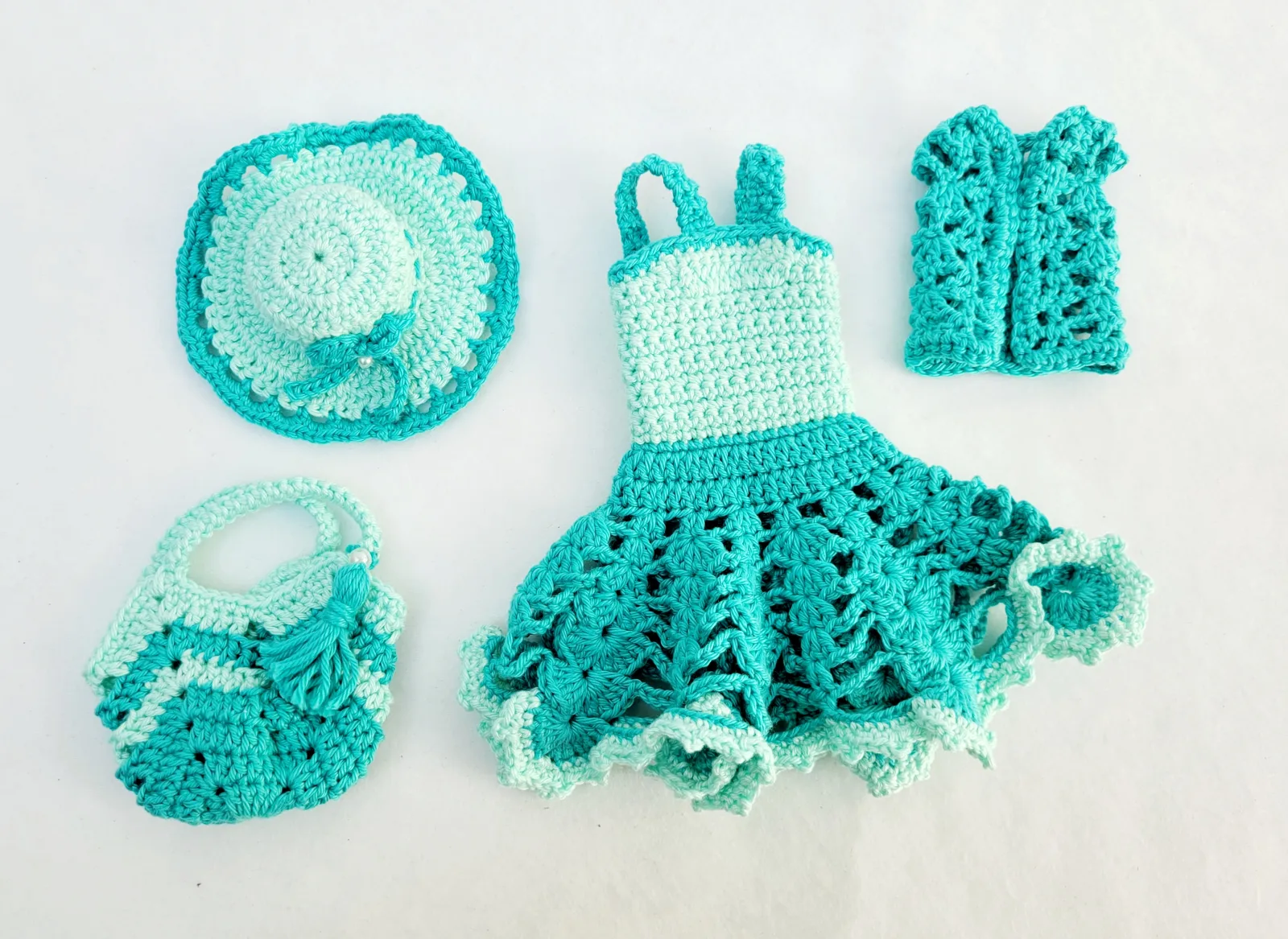 4-teiliges mint hellgrün gehäkeltes Puppen-Outfit Set Kleid, Bolero, Hut, Handtasche für 29 cm Modepuppen Kleidungsset – Bild 6