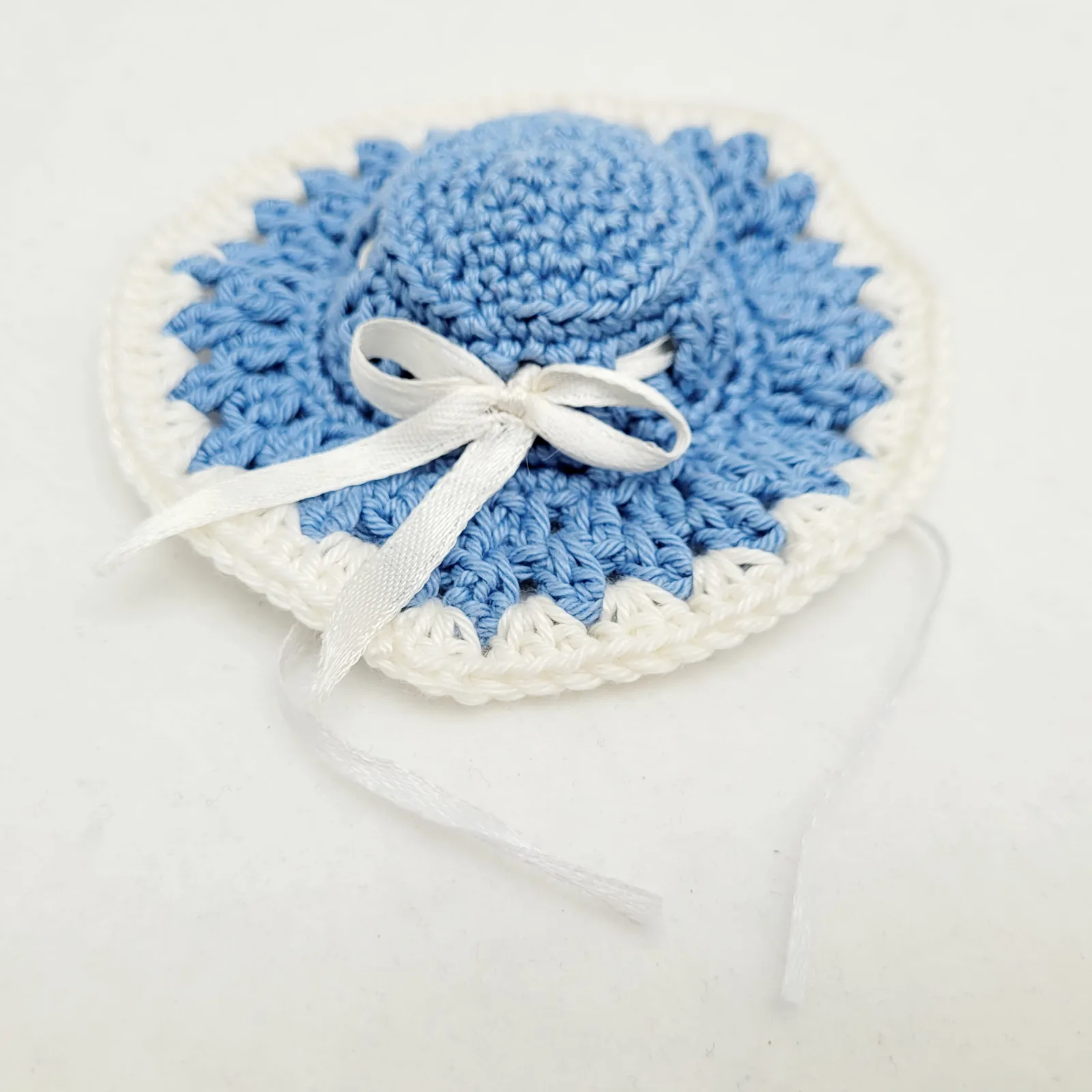 4-teiliges hellblau weiß gehäkeltes Puppen-Outfit Set Kleid, Bolero, Hut u. Handtasche für 29 cm Modepuppen Kleidungsset – Bild 15