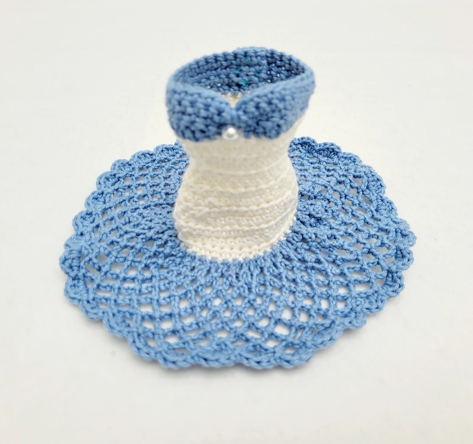 4-teiliges hellblau weiß gehäkeltes Puppen-Outfit Set Kleid, Bolero, Hut u. Handtasche für 29 cm Modepuppen Kleidungsset – Bild 9
