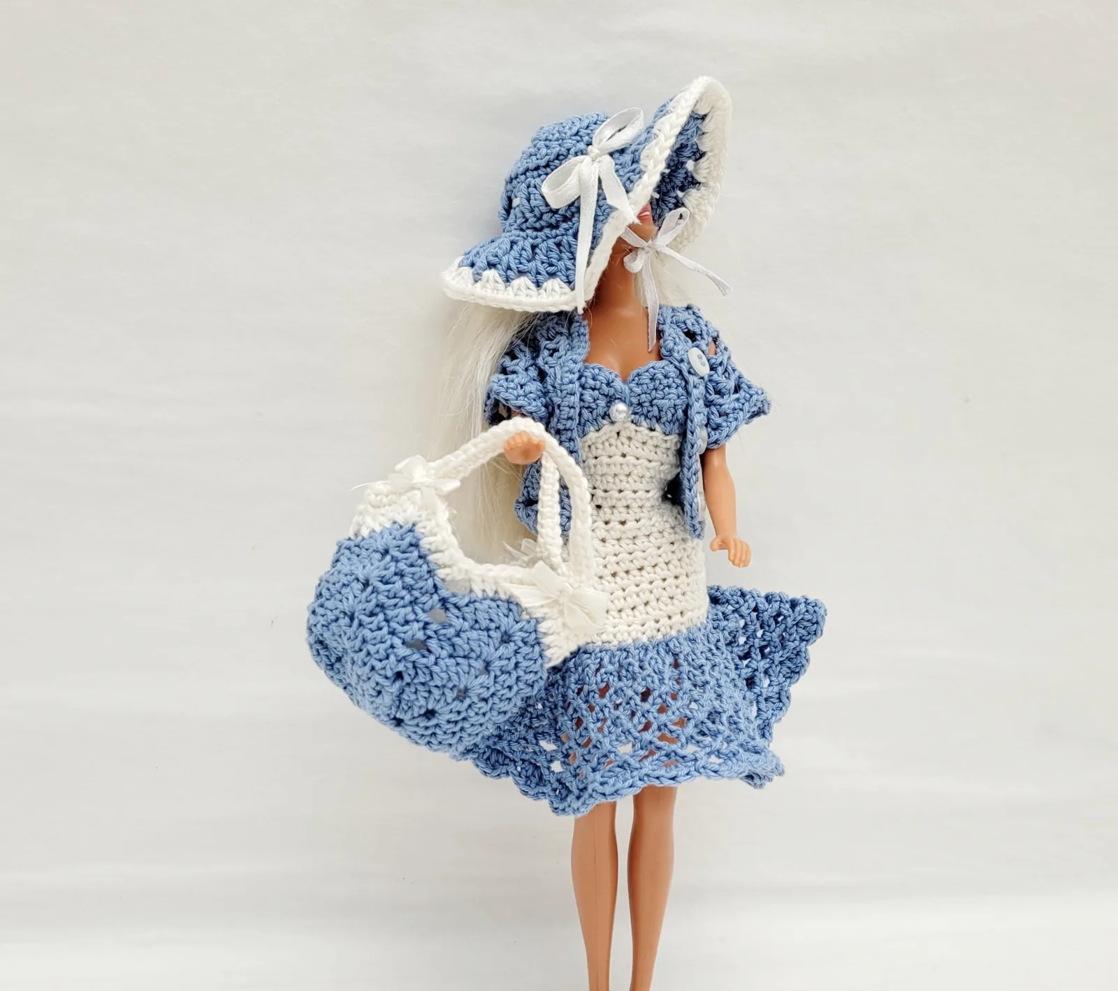 4-teiliges hellblau weiß gehäkeltes Puppen-Outfit Set Kleid, Bolero, Hut u. Handtasche für 29 cm Modepuppen Kleidungsset