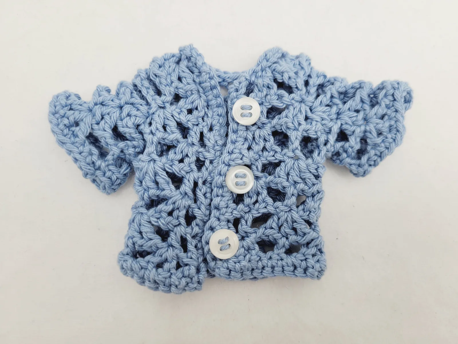 4-teiliges hellblau weiß gehäkeltes Puppen-Outfit Set Kleid, Bolero, Hut u. Handtasche für 29 cm Modepuppen Kleidungsset – Bild 11