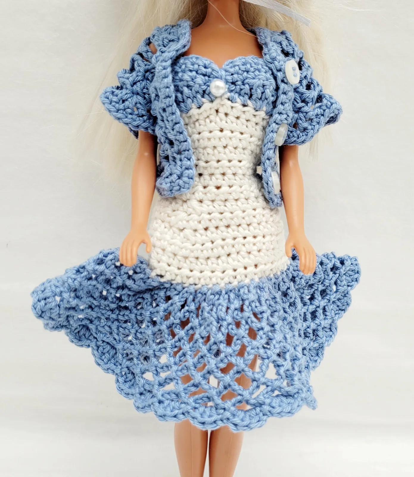 4-teiliges hellblau weiß gehäkeltes Puppen-Outfit Set Kleid, Bolero, Hut u. Handtasche für 29 cm Modepuppen Kleidungsset – Bild 2