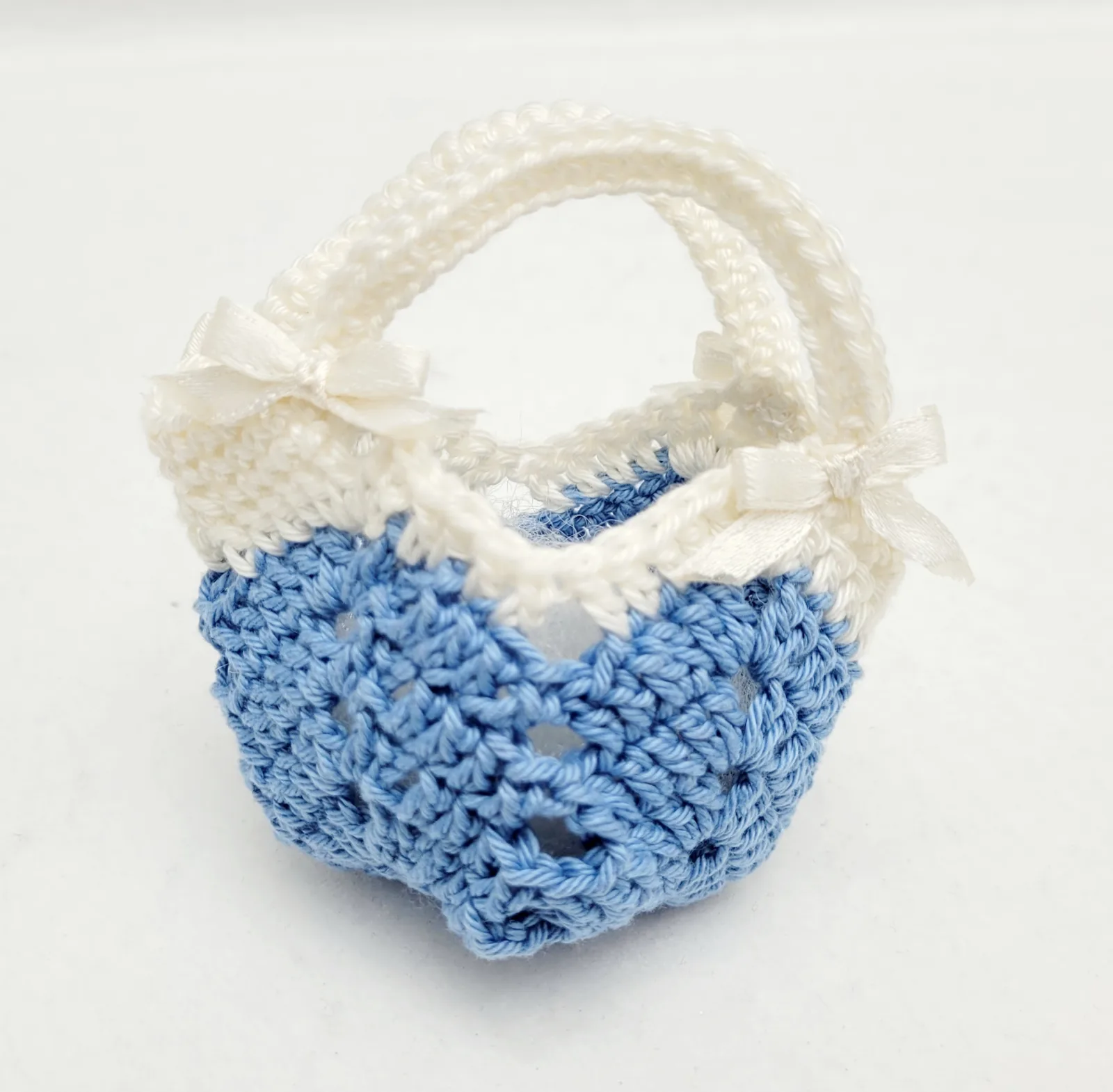 4-teiliges hellblau weiß gehäkeltes Puppen-Outfit Set Kleid, Bolero, Hut u. Handtasche für 29 cm Modepuppen Kleidungsset – Bild 14