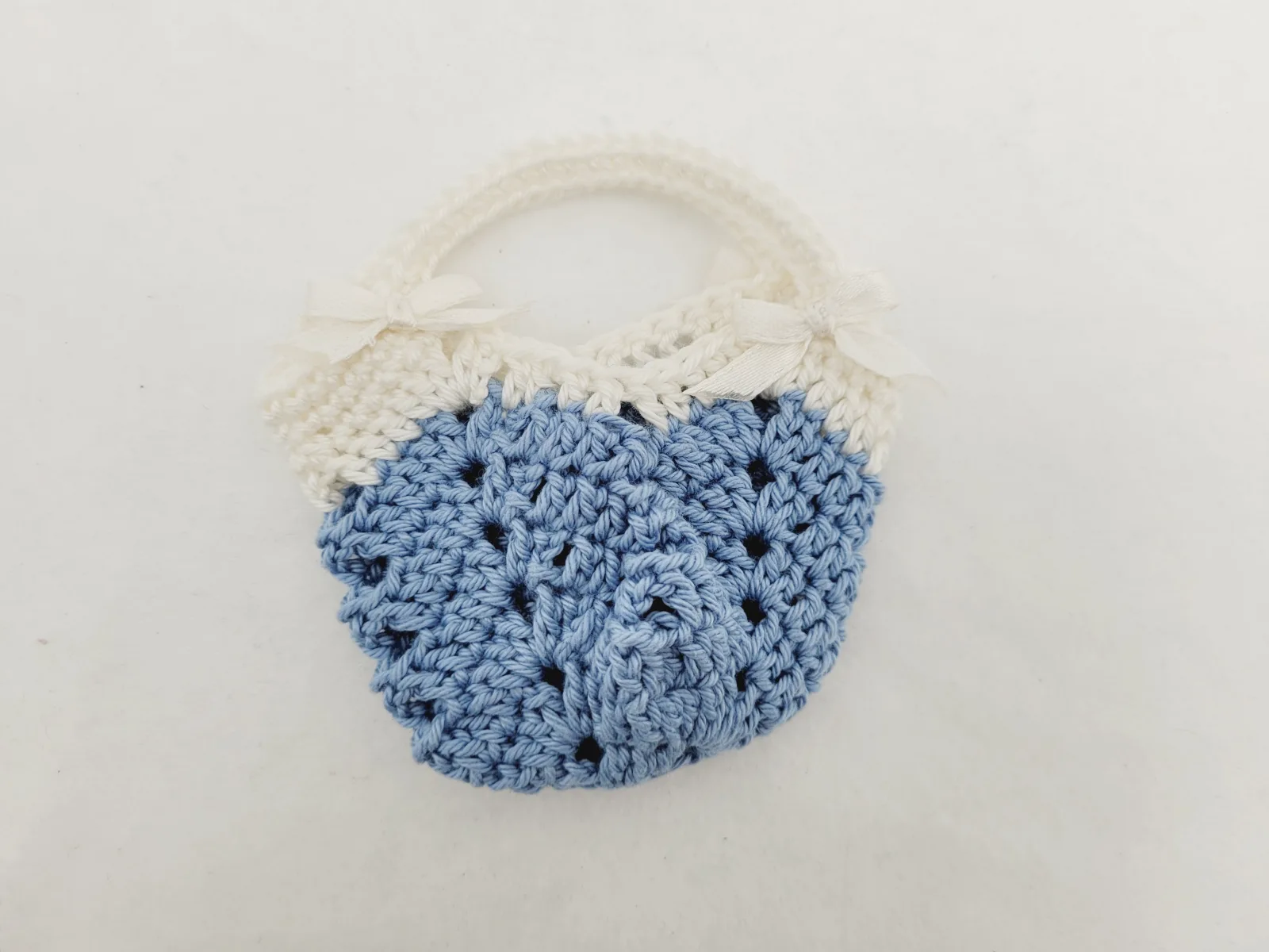 4-teiliges hellblau weiß gehäkeltes Puppen-Outfit Set Kleid, Bolero, Hut u. Handtasche für 29 cm Modepuppen Kleidungsset – Bild 13