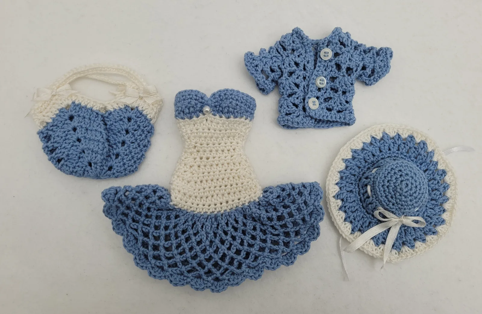 4-teiliges hellblau weiß gehäkeltes Puppen-Outfit Set Kleid, Bolero, Hut u. Handtasche für 29 cm Modepuppen Kleidungsset – Bild 6