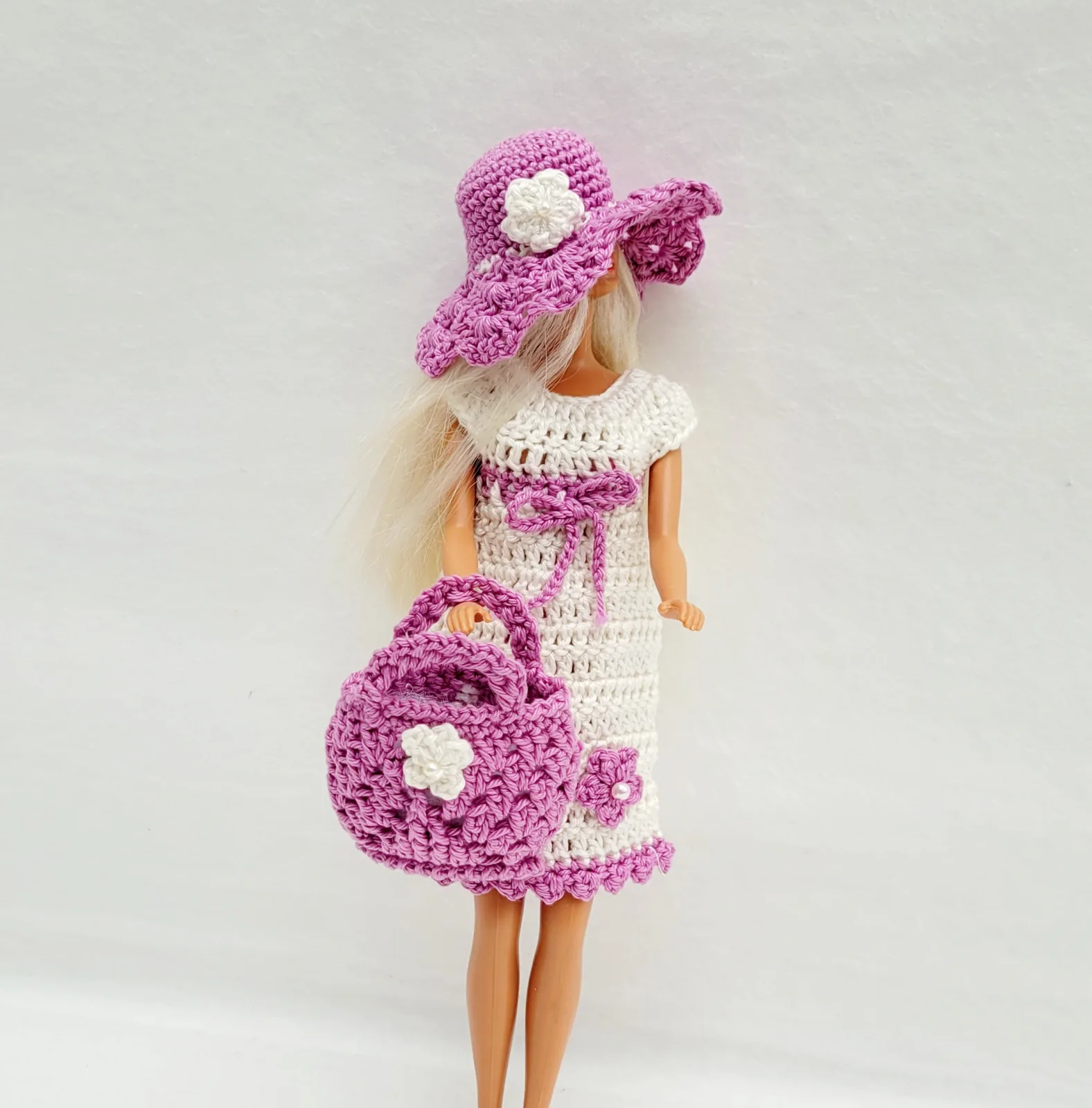 3-teiliges lila weiß gehäkeltes Puppen-Outfit Set Kleid Hut u. Handtasche für 29 cm Modepuppen Fashion Doll Kleidungsset