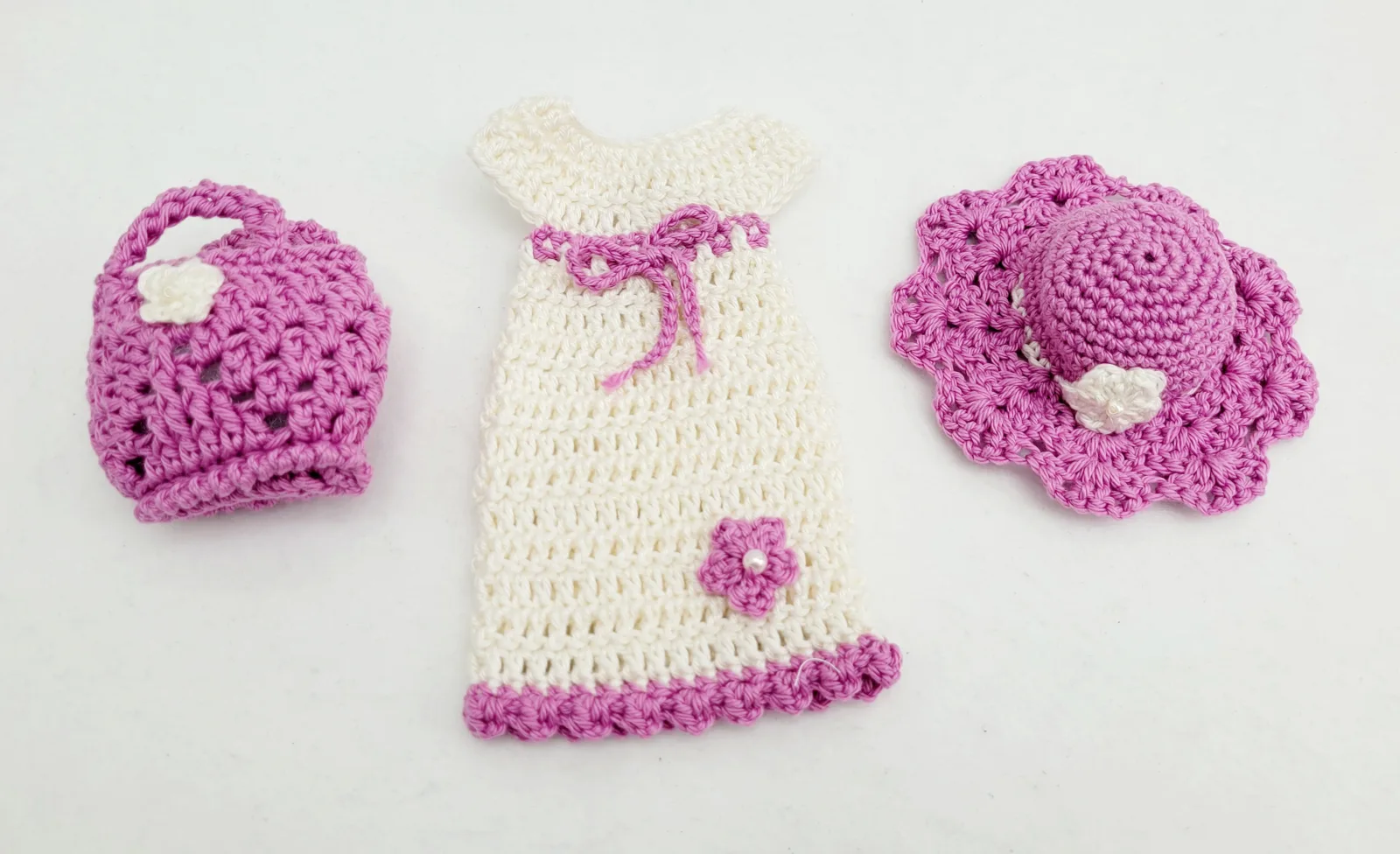 3-teiliges lila weiß gehäkeltes Puppen-Outfit Set Kleid Hut u. Handtasche für 29 cm Modepuppen Fashion Doll Kleidungsset – Bild 4