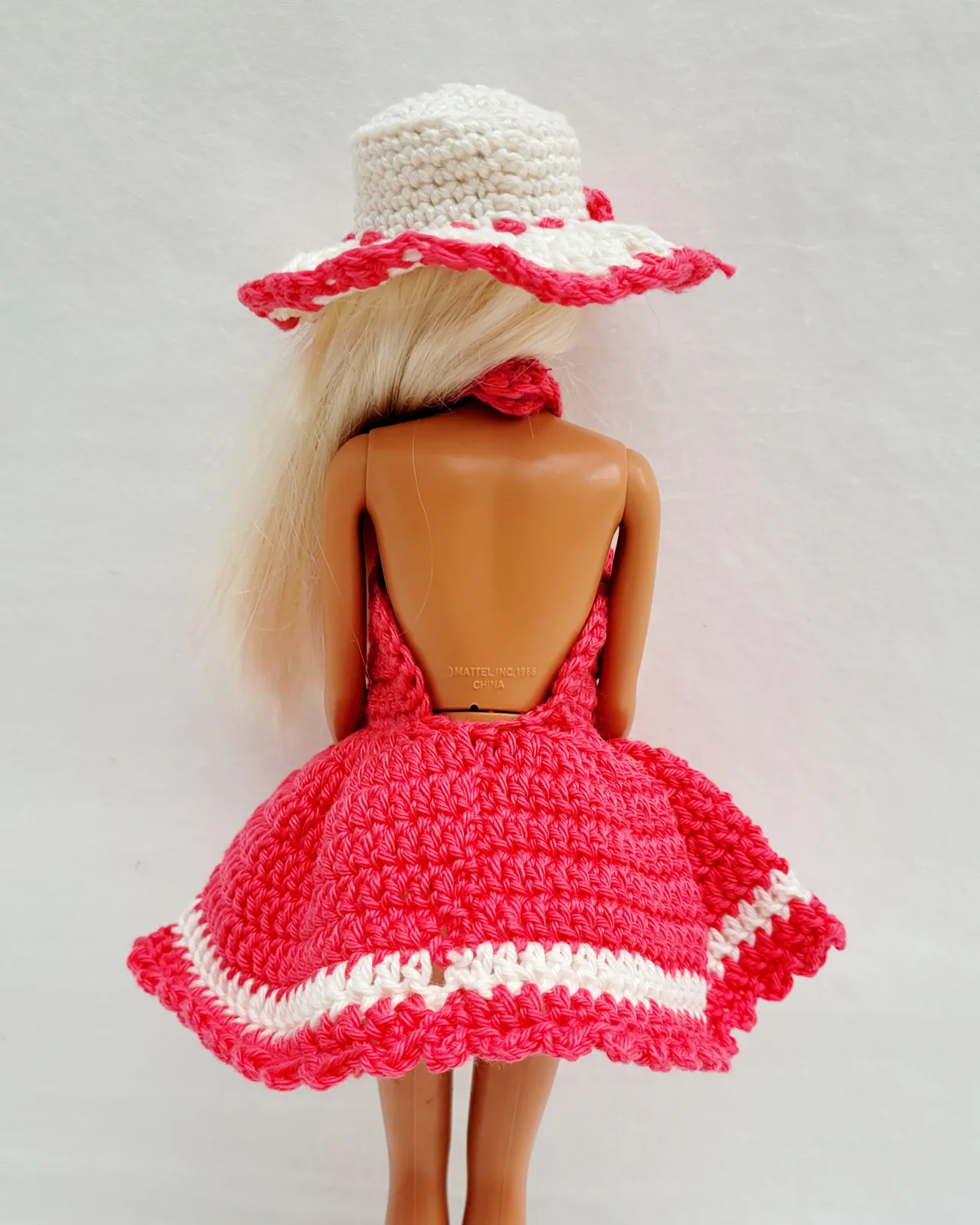 3-teiliges pink weiß gehäkeltes Puppen-Outfit Set Kleid Hut u. Handtasche für 29 cm Modepuppen Fashion Doll Kleidungsset – Bild 3
