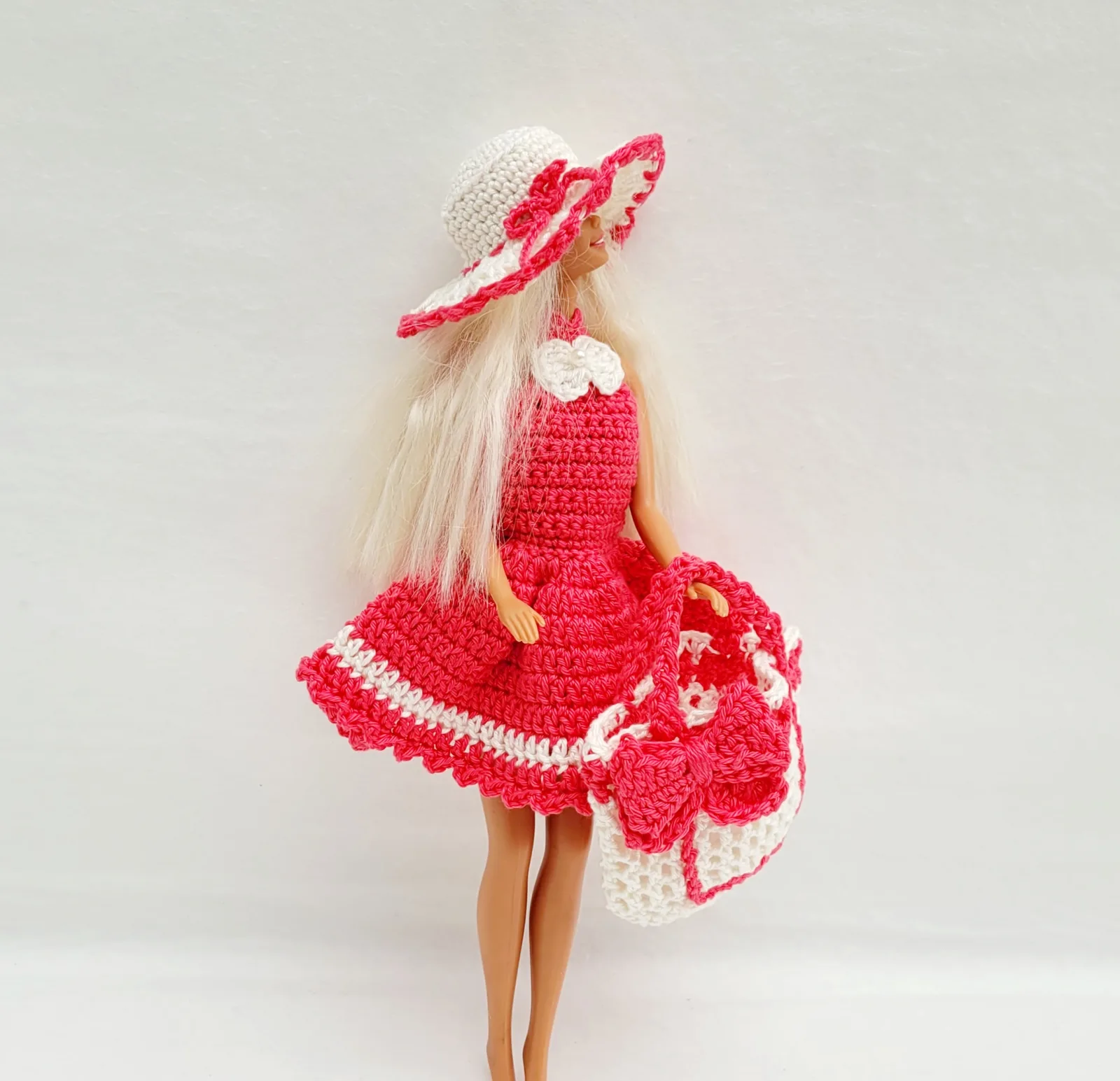 3-teiliges pink weiß gehäkeltes Puppen-Outfit Set Kleid Hut u. Handtasche für 29 cm Modepuppen Fashion Doll Kleidungsset